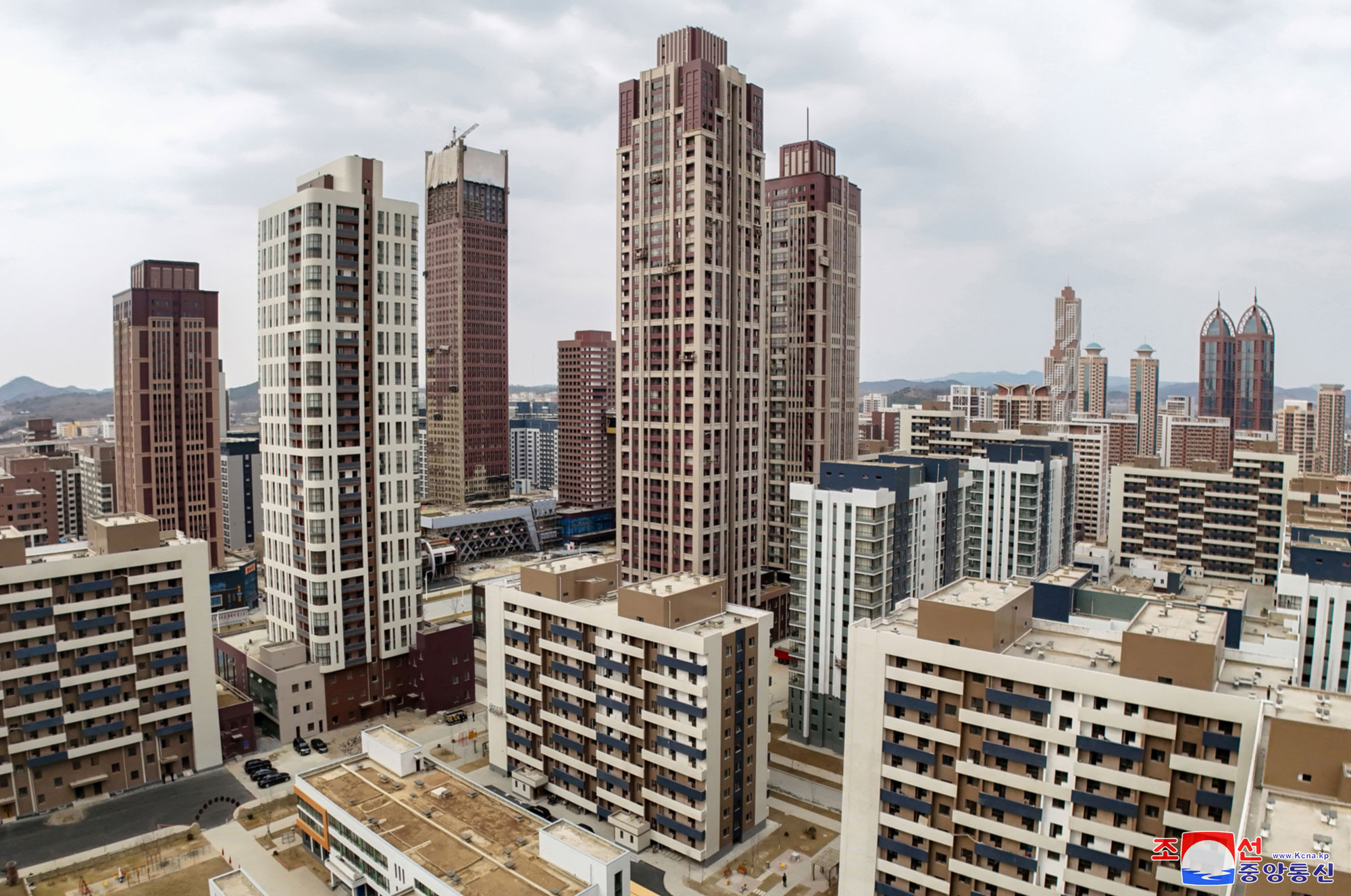 경애하는 김정은동지께서 완공을 앞둔 화성지구 3단계 1만세대 살림집건설장을 현지지도하시였다