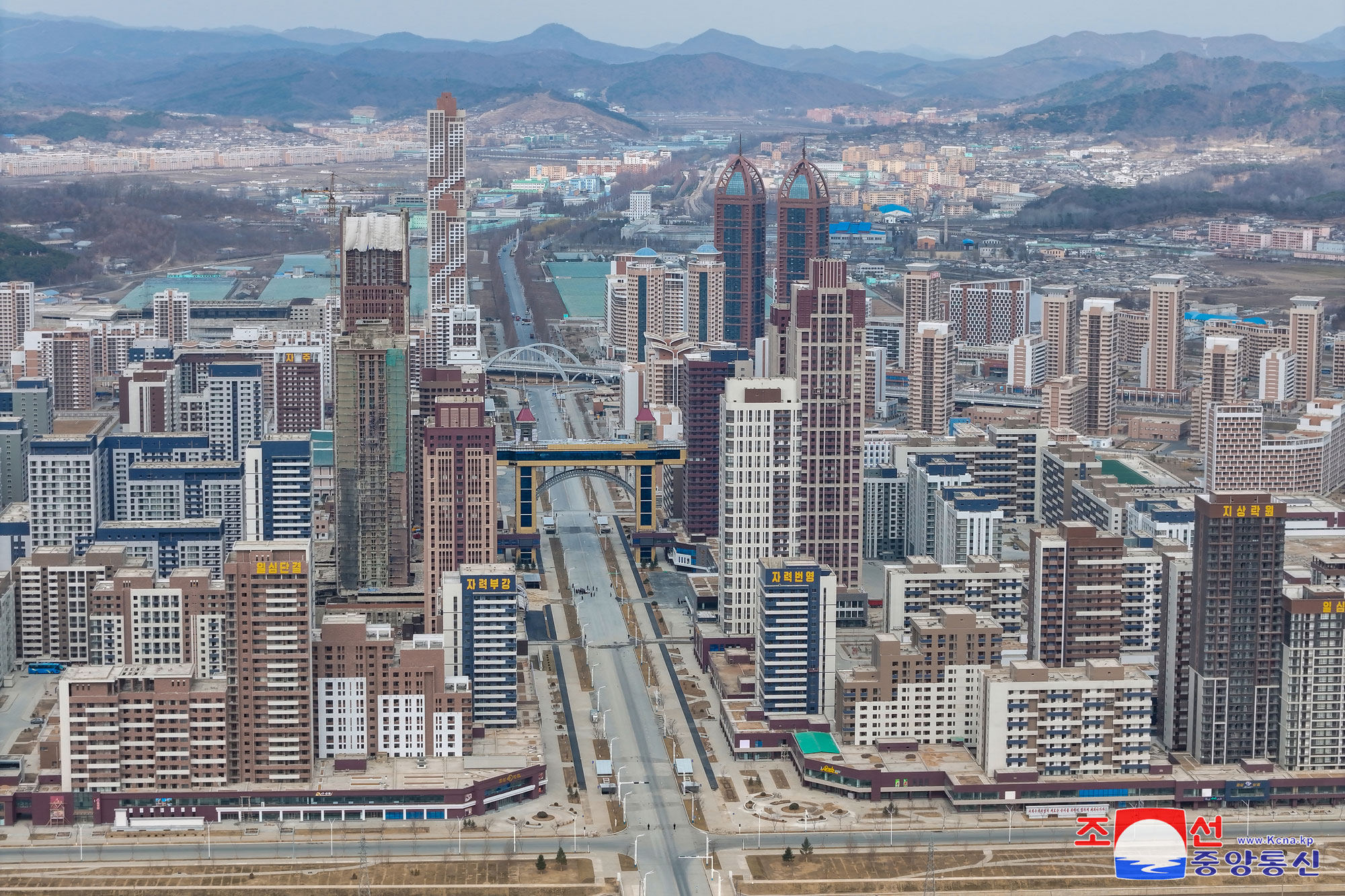 경애하는 김정은동지께서 완공을 앞둔 화성지구 3단계 1만세대 살림집건설장을 현지지도하시였다