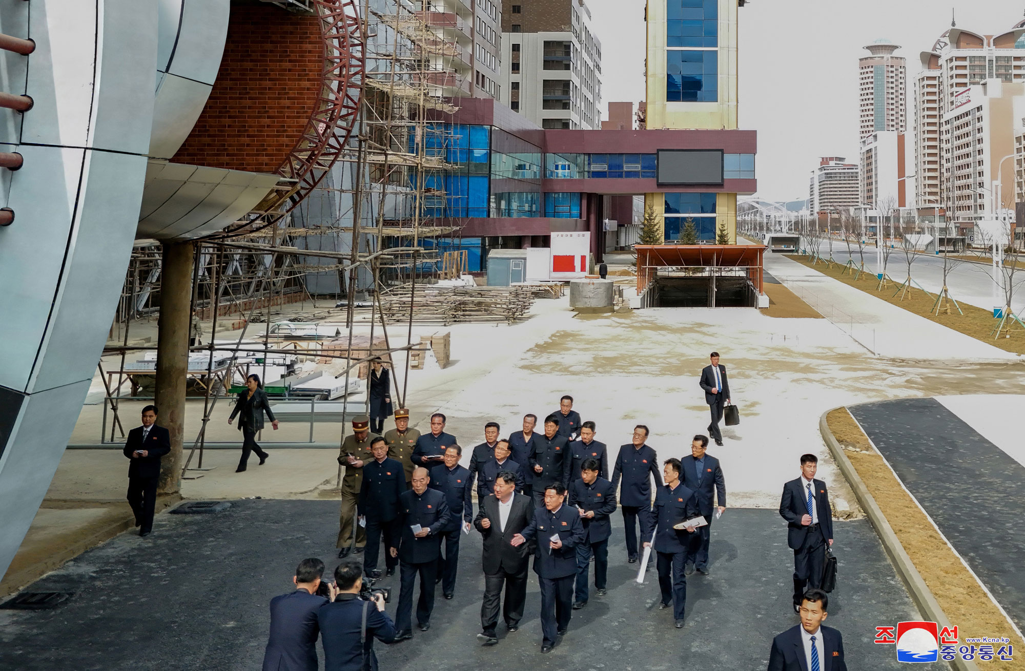 경애하는 김정은동지께서 완공을 앞둔 화성지구 3단계 1만세대 살림집건설장을 현지지도하시였다