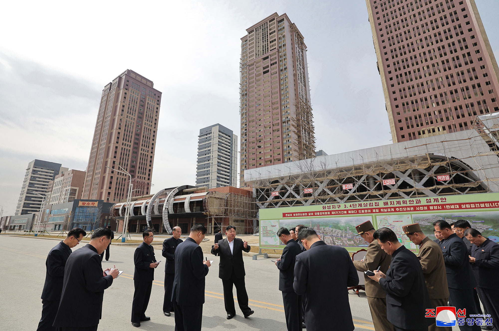 경애하는 김정은동지께서 완공을 앞둔 화성지구 3단계 1만세대 살림집건설장을 현지지도하시였다