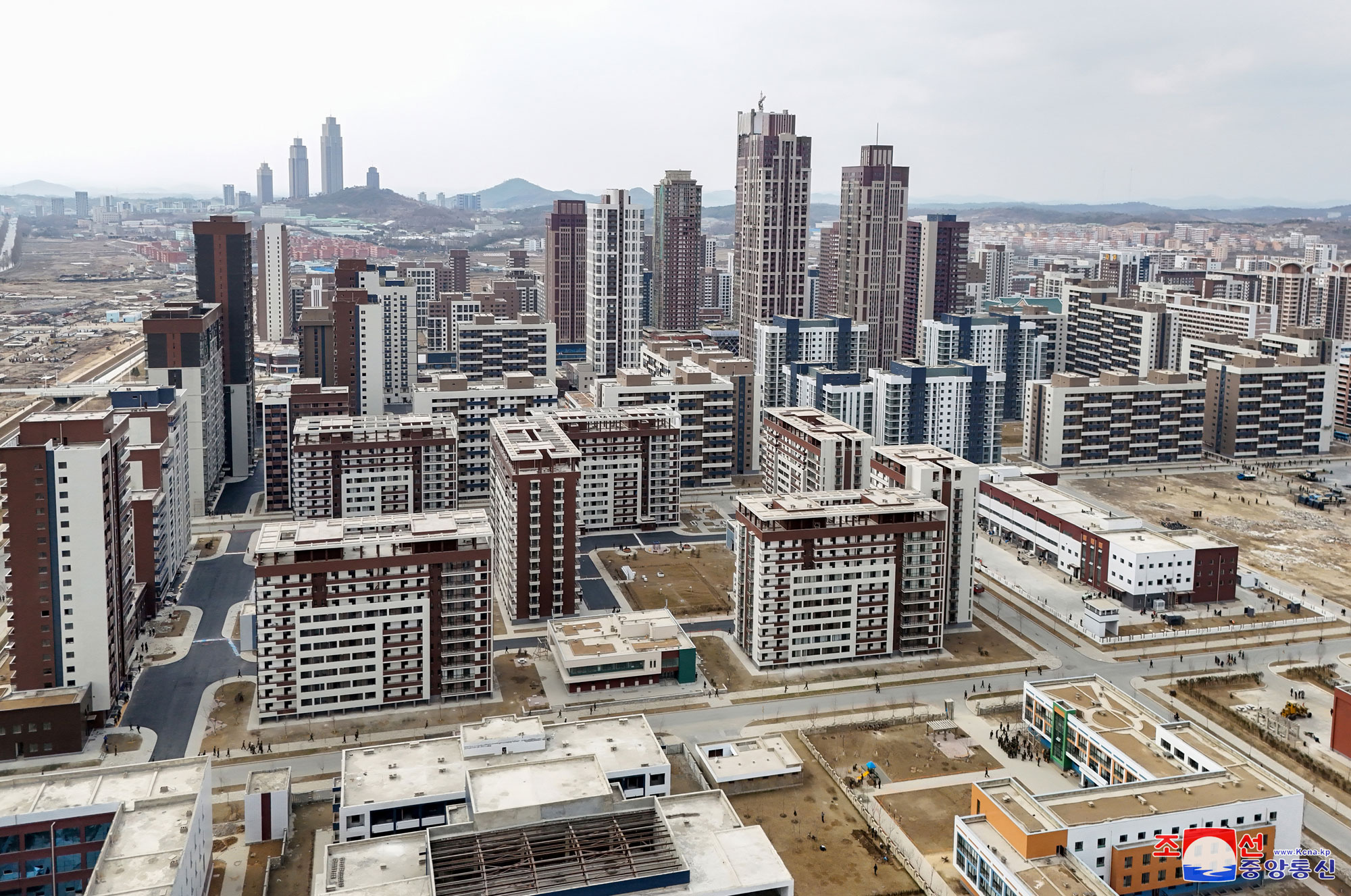 경애하는 김정은동지께서 완공을 앞둔 화성지구 3단계 1만세대 살림집건설장을 현지지도하시였다