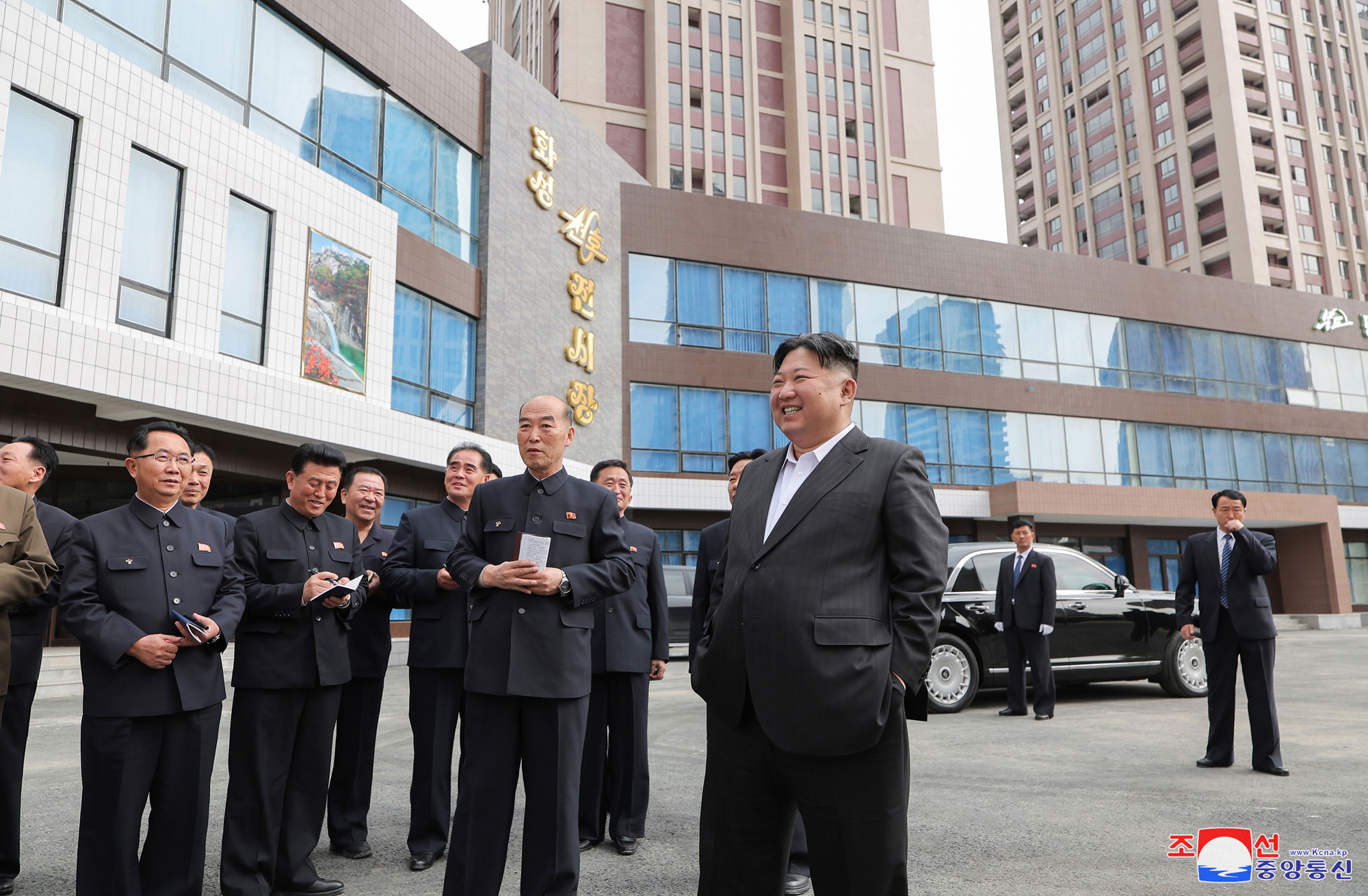 경애하는 김정은동지께서 완공을 앞둔 화성지구 3단계 1만세대 살림집건설장을 현지지도하시였다