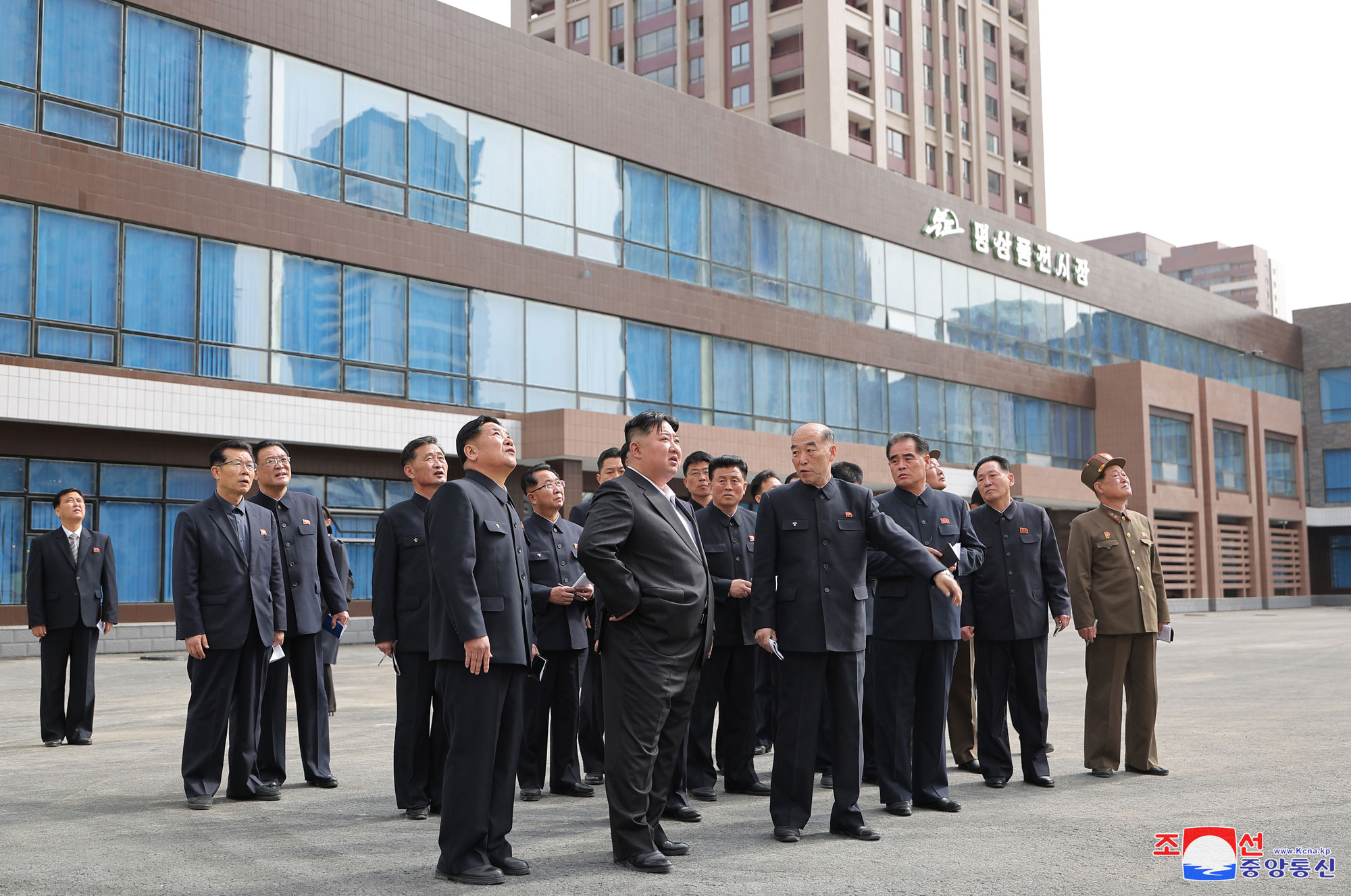 경애하는 김정은동지께서 완공을 앞둔 화성지구 3단계 1만세대 살림집건설장을 현지지도하시였다