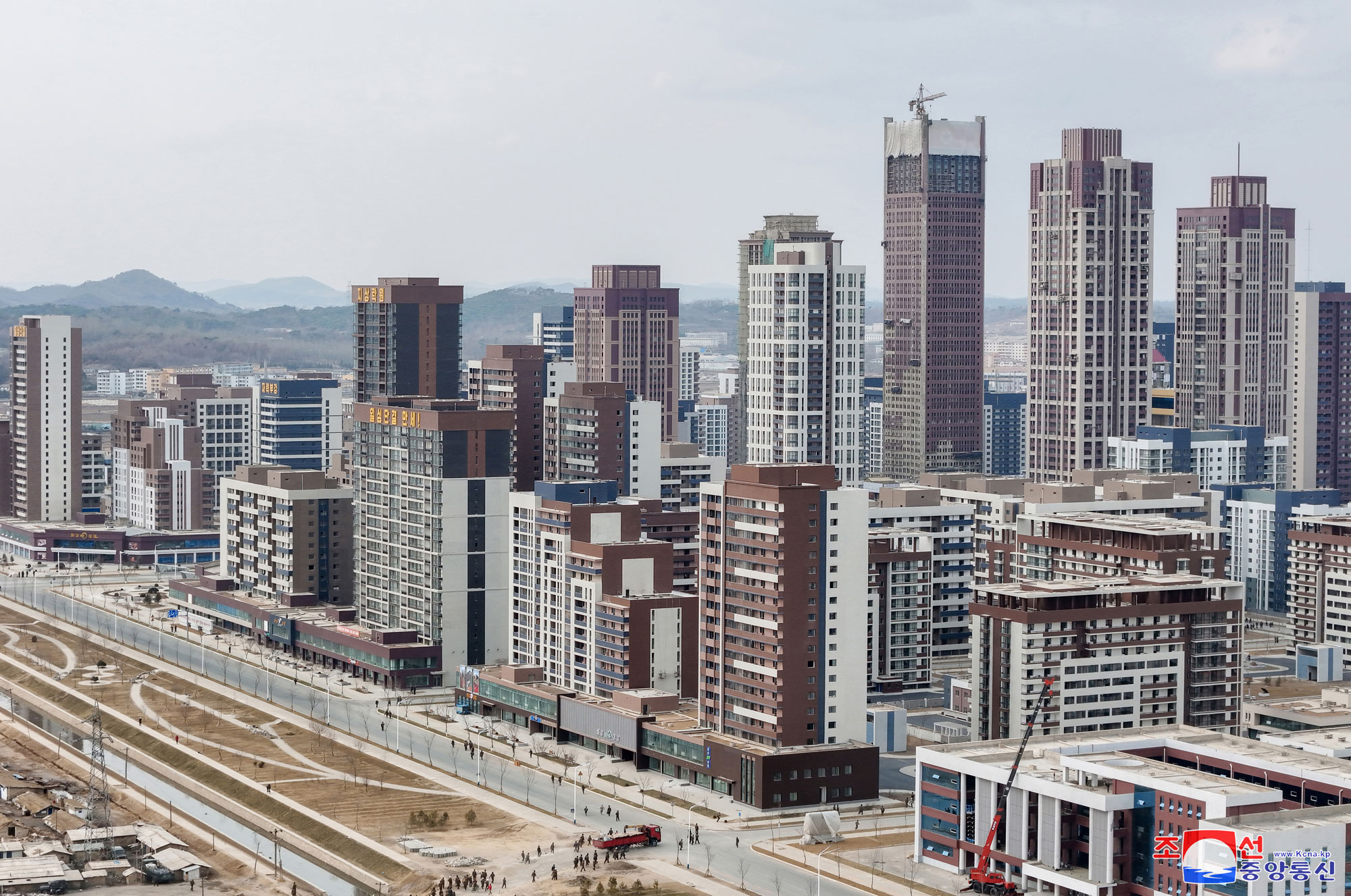 경애하는 김정은동지께서 완공을 앞둔 화성지구 3단계 1만세대 살림집건설장을 현지지도하시였다