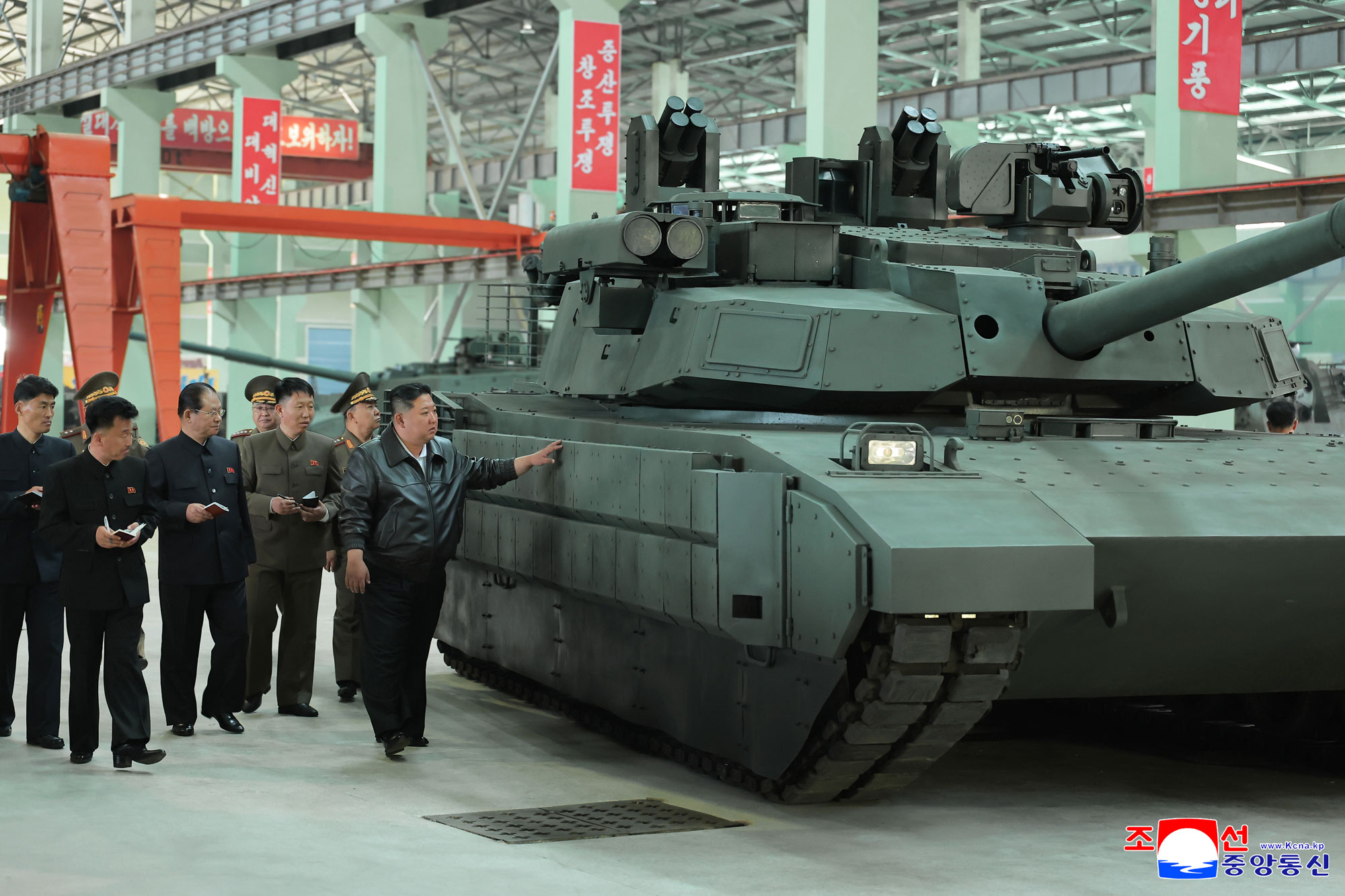 Estimado camarada Kim Jong Un recorre fábrica importante de tanques