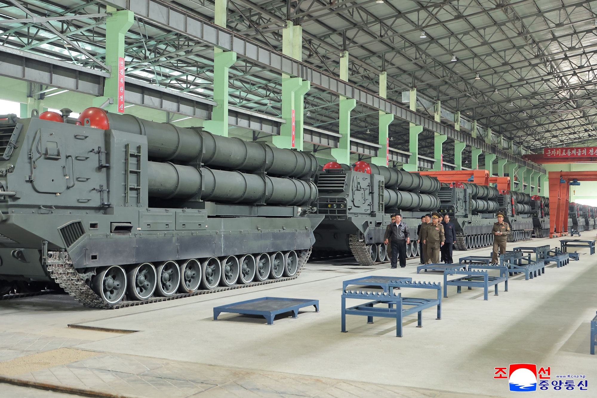 Estimado camarada Kim Jong Un recorre fábrica importante de tanques