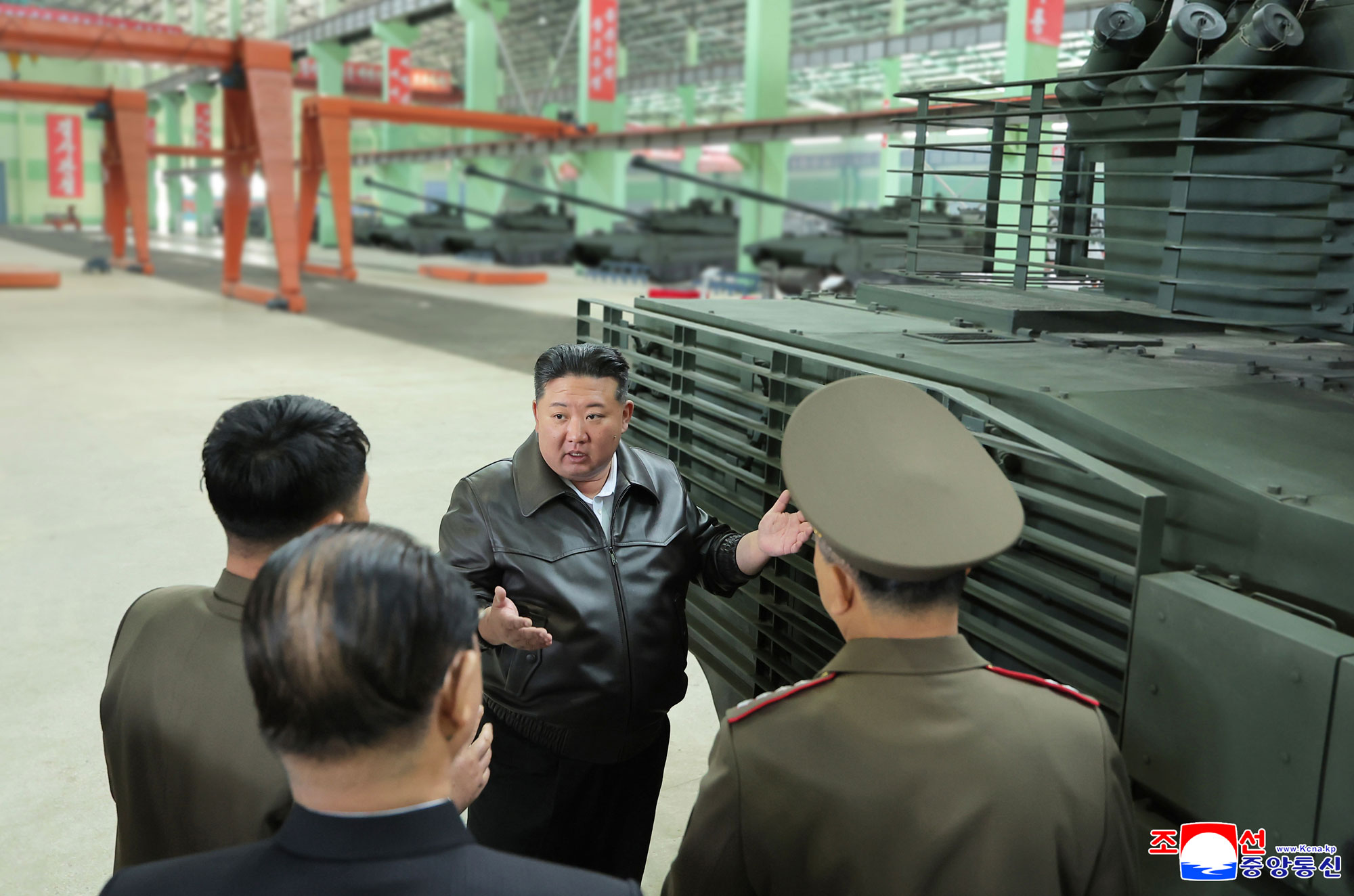 Estimado camarada Kim Jong Un recorre fábrica importante de tanques
