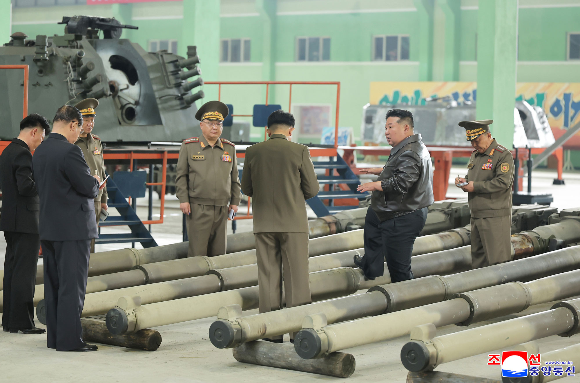 Estimado camarada Kim Jong Un recorre fábrica importante de tanques