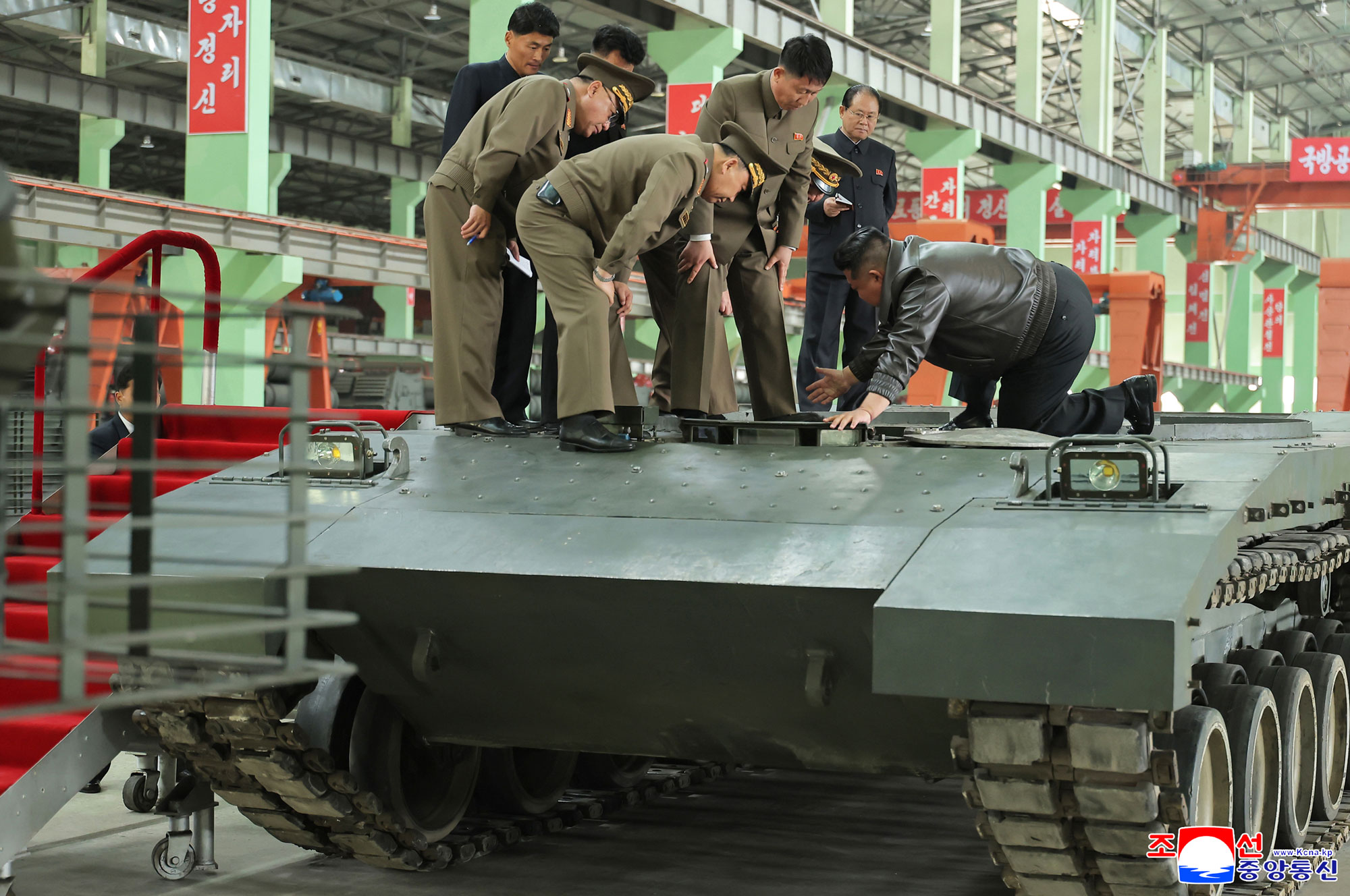 Estimado camarada Kim Jong Un recorre fábrica importante de tanques