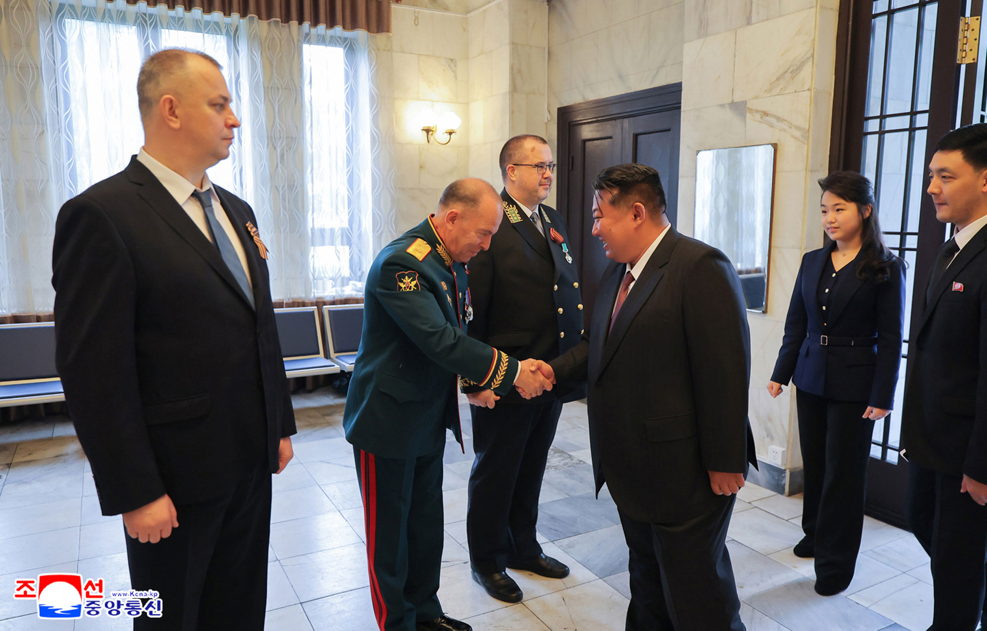 Уважаемый товарищ Ким
 Чен Ын нанес поздравительный визит в посольство РФ в КНДР по 
случаю 80-летия победы России в ВОВ