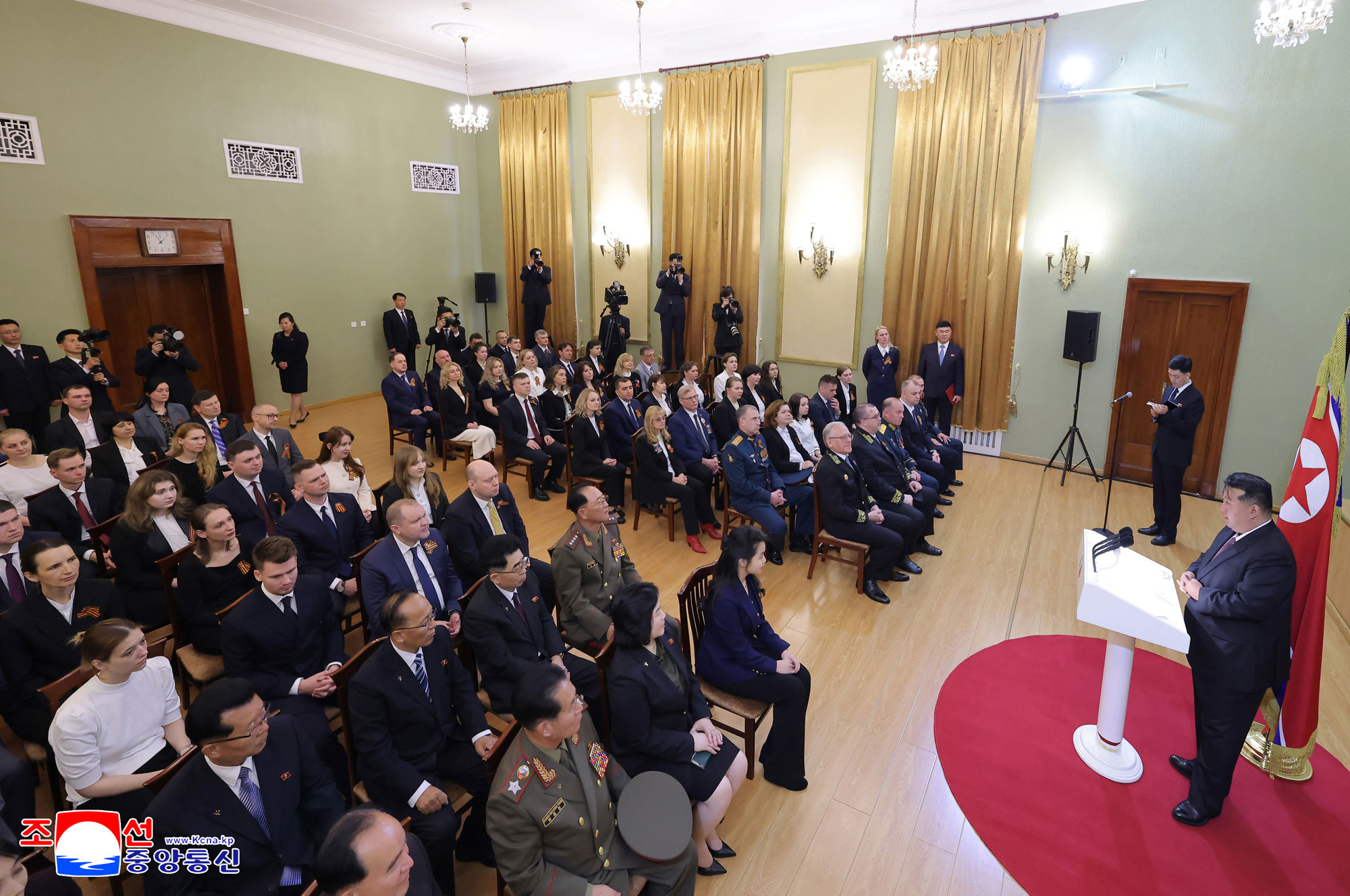 Уважаемый товарищ Ким
 Чен Ын нанес поздравительный визит в посольство РФ в КНДР по 
случаю 80-летия победы России в ВОВ