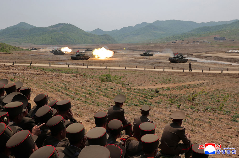 경애하는 김정은동지께서 조선인민군 훈련일군대회 강습체계안에서 진행되는 병종별전술종합훈련을 참관하시였다