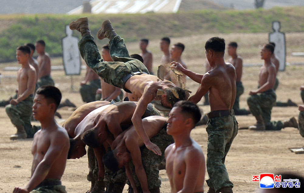 경애하는 김정은동지께서 조선인민군 훈련일군대회 강습체계안에서 진행되는 병종별전술종합훈련을 참관하시였다