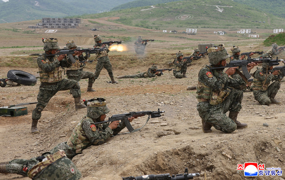 경애하는 김정은동지께서 조선인민군 훈련일군대회 강습체계안에서 진행되는 병종별전술종합훈련을 참관하시였다