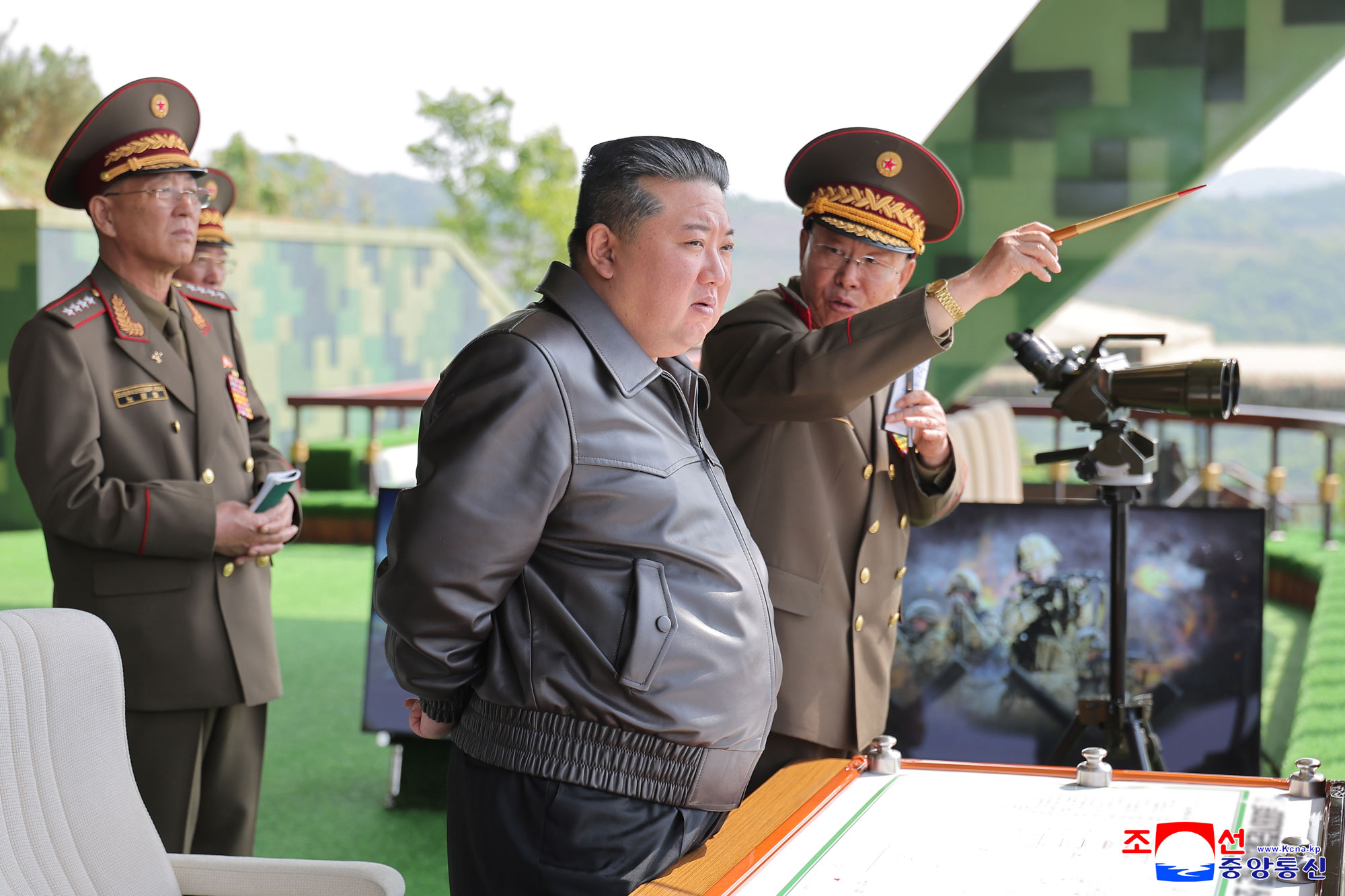 敬爱的金正恩同志观摩在朝鲜人民军训练干部大会讲习体系内举行的各兵种战术综合训练