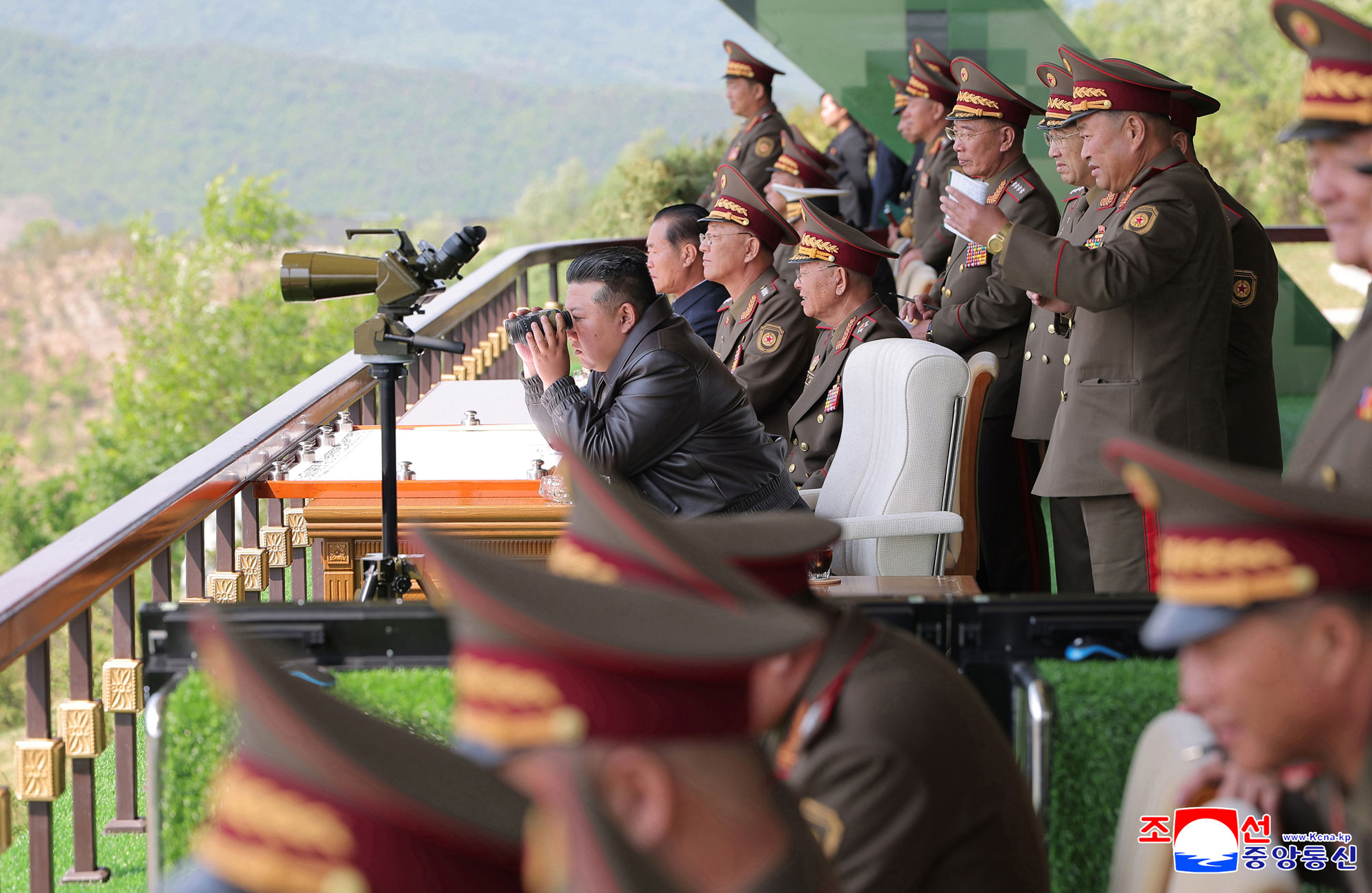 敬爱的金正恩同志观摩在朝鲜人民军训练干部大会讲习体系内举行的各兵种战术综合训练