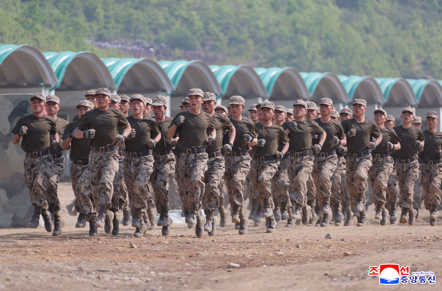 敬爱的金正恩同志观摩在朝鲜人民军训练干部大会讲习体系内举行的各兵种战术综合训练