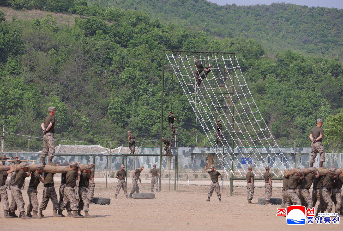 敬爱的金正恩同志观摩在朝鲜人民军训练干部大会讲习体系内举行的各兵种战术综合训练