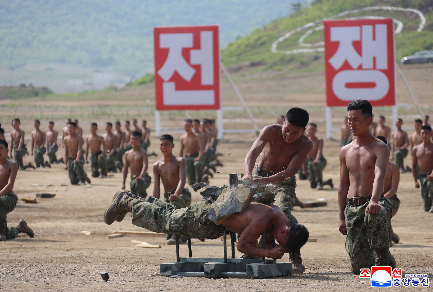 敬爱的金正恩同志观摩在朝鲜人民军训练干部大会讲习体系内举行的各兵种战术综合训练