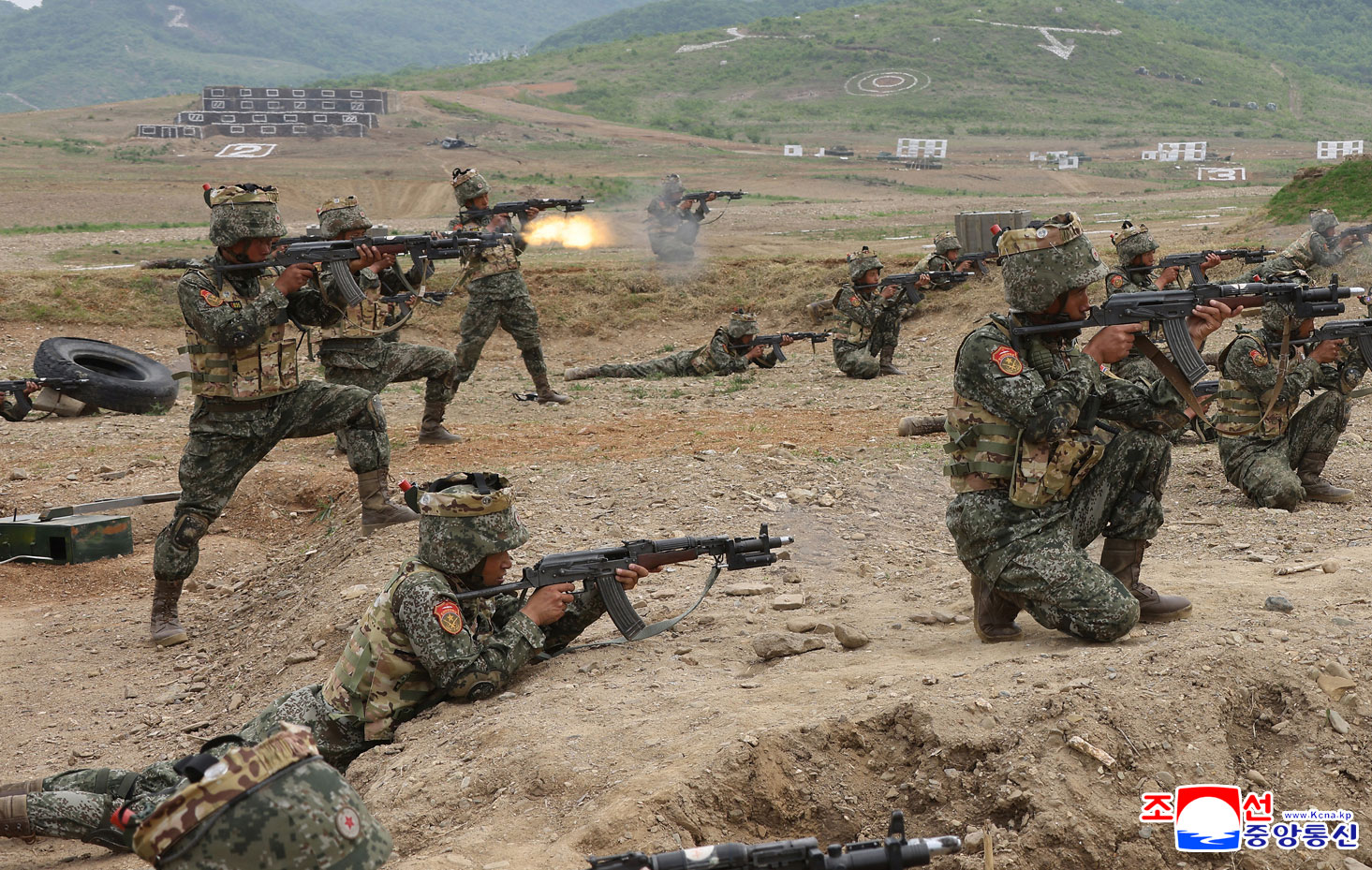 敬爱的金正恩同志观摩在朝鲜人民军训练干部大会讲习体系内举行的各兵种战术综合训练