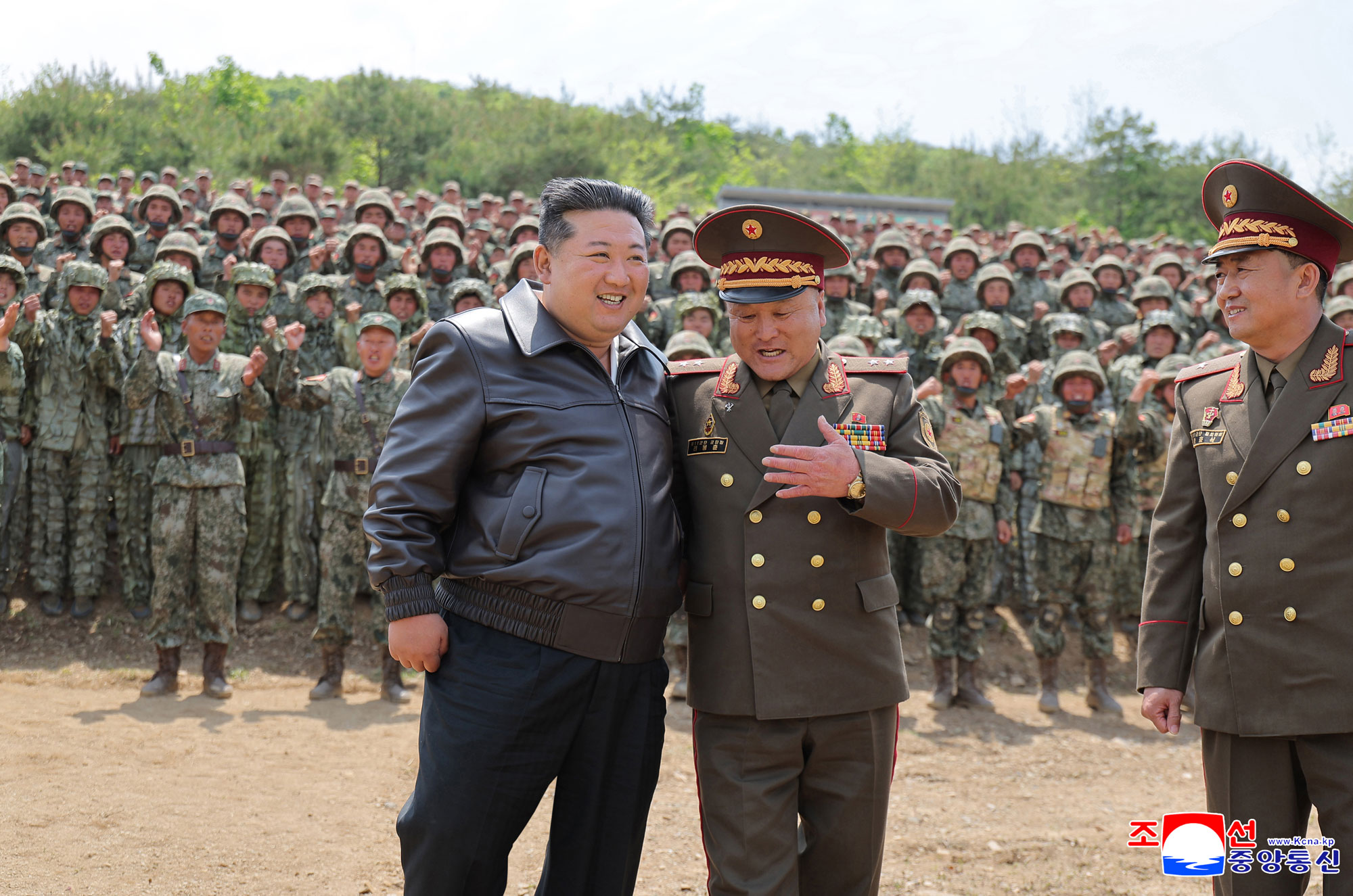 敬爱的金正恩同志观摩在朝鲜人民军训练干部大会讲习体系内举行的各兵种战术综合训练