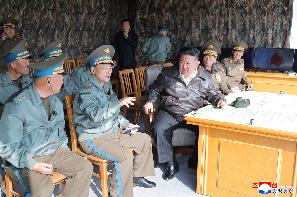 경애하는 김정은동지께서 조선인민군 근위 제1공군사단관하 비행련대를 방문하시고 훈련을 지도하시였다