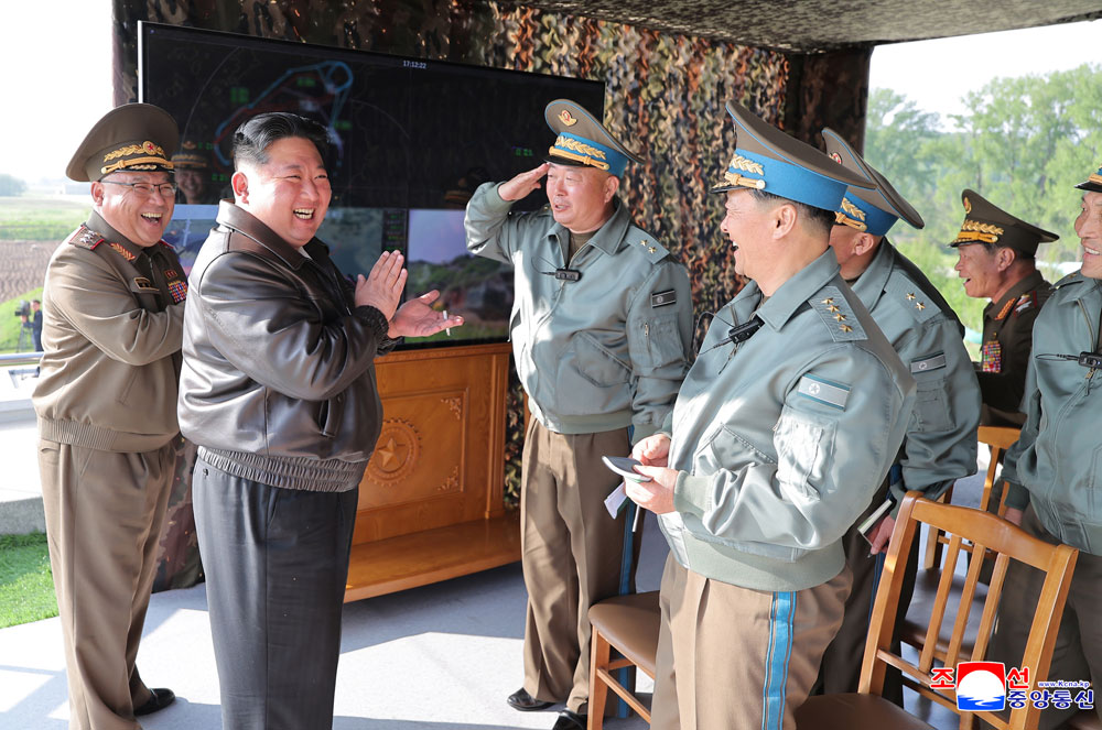 경애하는 김정은동지께서 조선인민군 근위 제1공군사단관하 비행련대를 방문하시고 훈련을 지도하시였다
