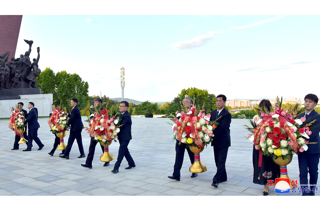 偉大な金日成主席と偉大な金正日国防委員長の銅像に朝鮮総聯の各組織から花かごが送られました
