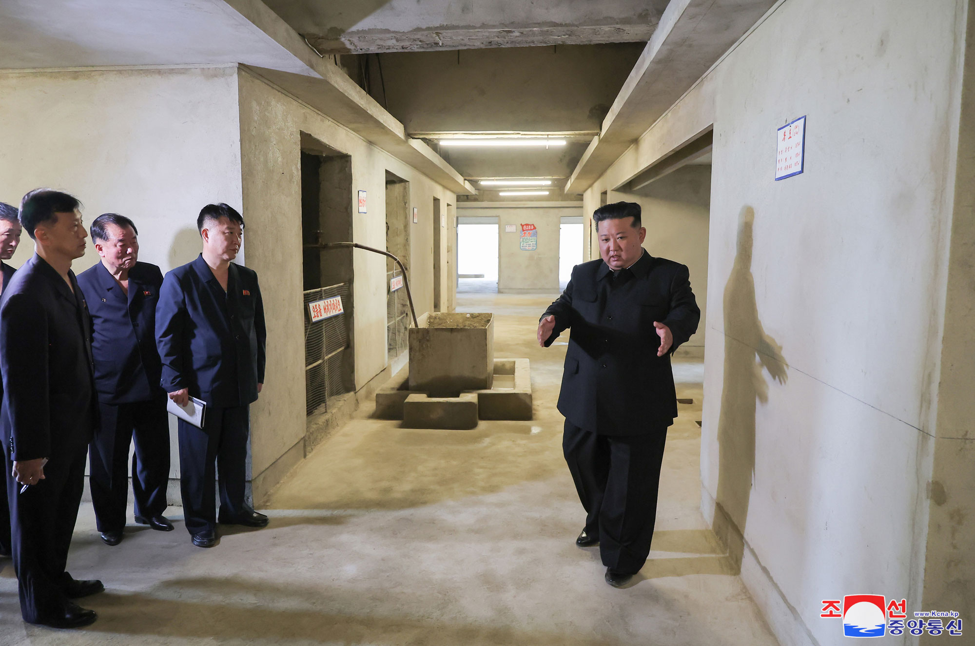 Le respecté camarade Kim Jong Un visite les chantiers de construction de l’hôpital et du complexe de services de l’arrondissement de Kangdong