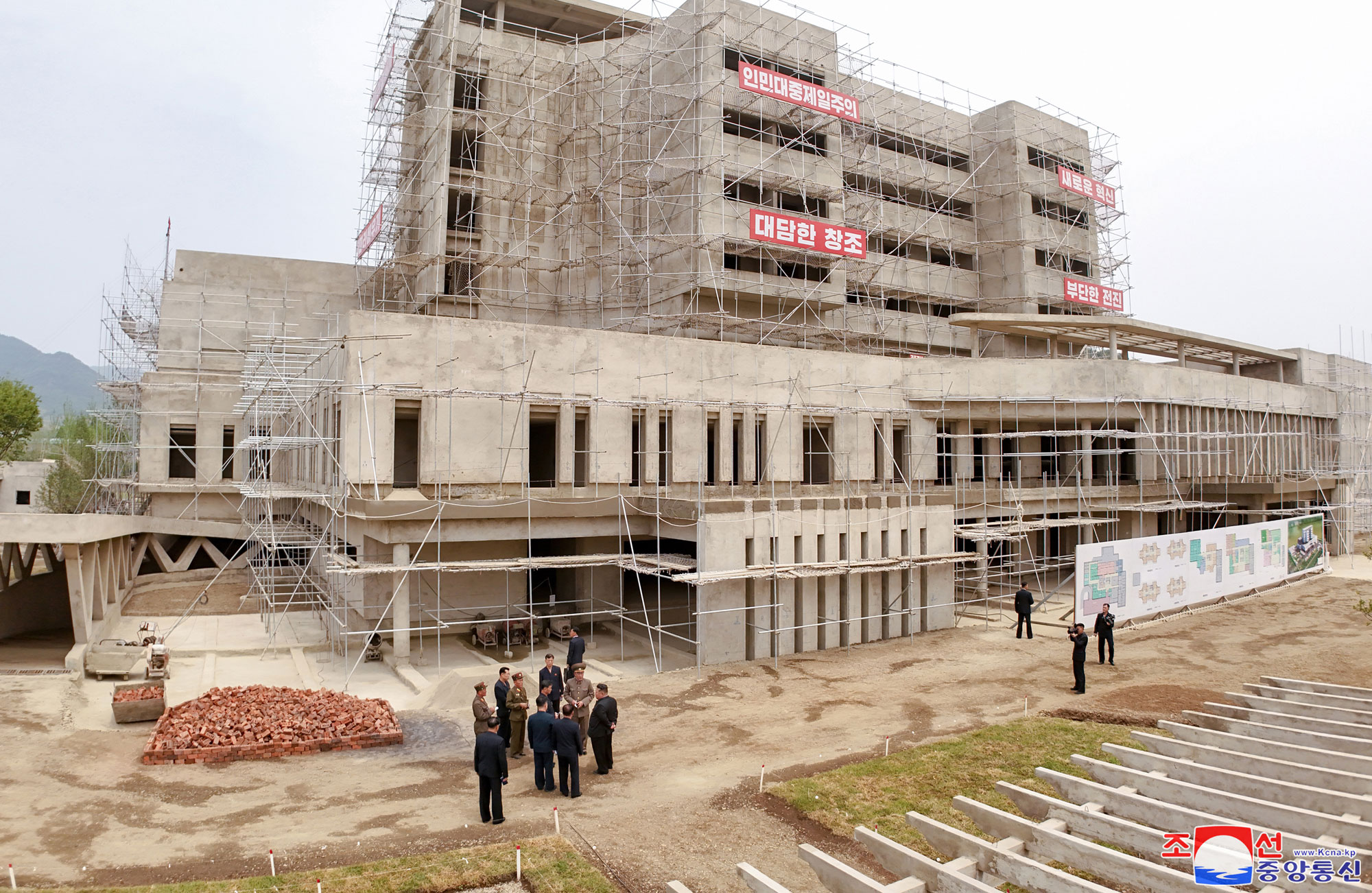 Le respecté camarade Kim Jong Un visite les chantiers de construction de l’hôpital et du complexe de services de l’arrondissement de Kangdong