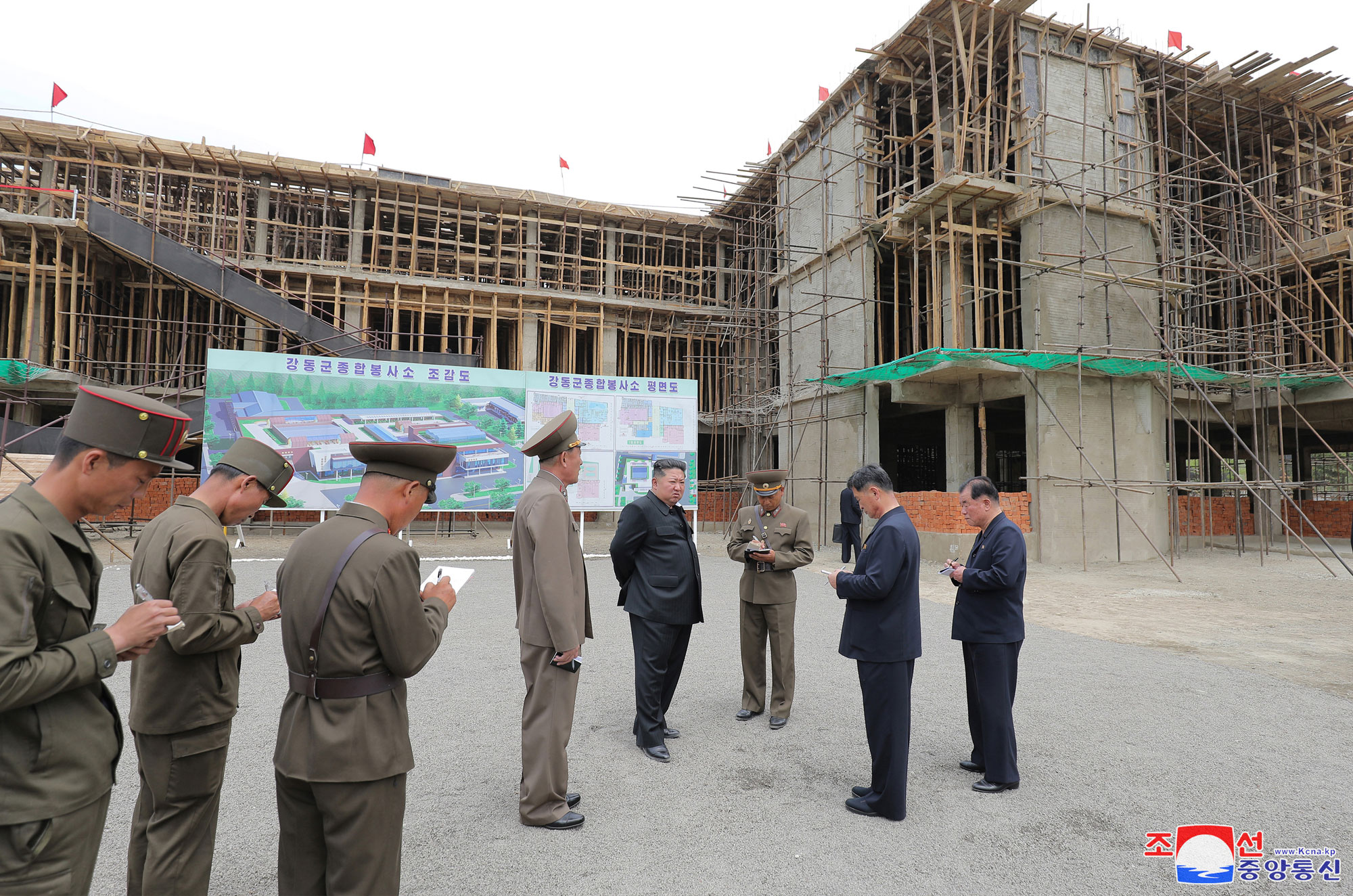 Le respecté camarade Kim Jong Un visite les chantiers de construction de l’hôpital et du complexe de services de l’arrondissement de Kangdong