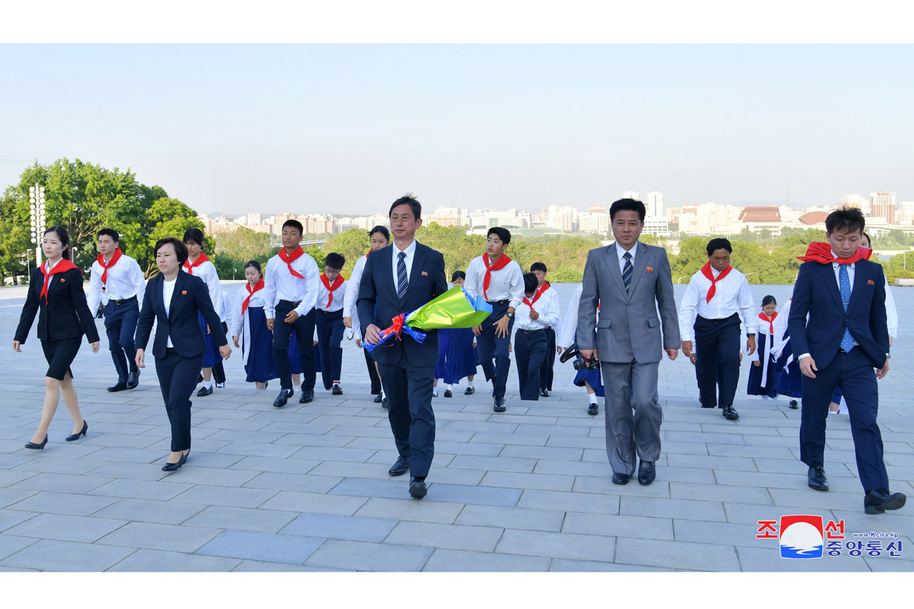 위대한 수령 김일성대원수님과 위대한 령도자 김정일대원수님의 동상을 찾아 재일조선학생소년대표단 경모의 정 표시