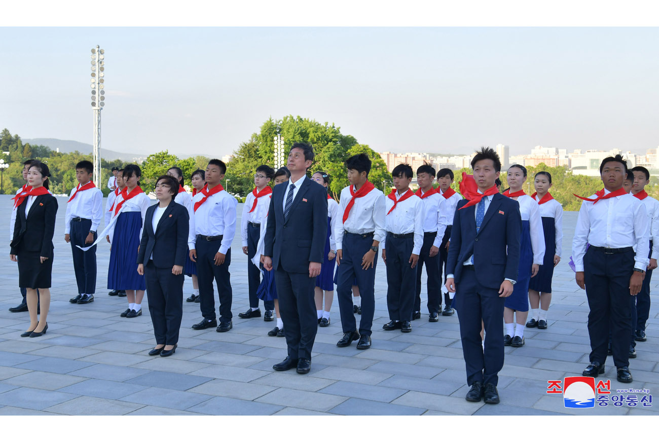위대한 수령 김일성대원수님과 위대한 령도자 김정일대원수님의 동상을 찾아 재일조선학생소년대표단 경모의 정 표시