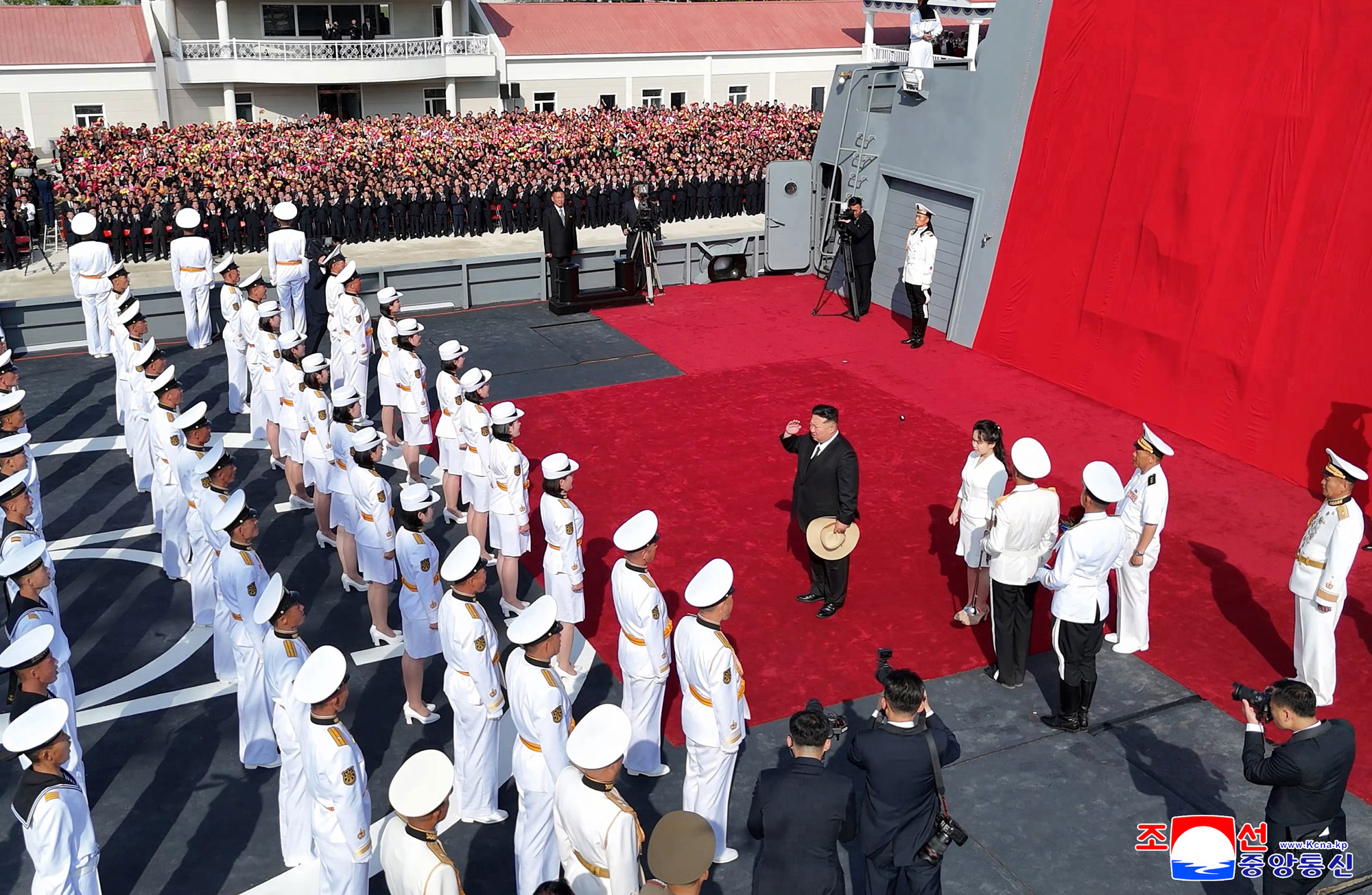새시대 함선공업혁명과 해군무력현대화의 과감한 전진발전
조선인민군 해군 구축함 진수기념식 성대히 진행