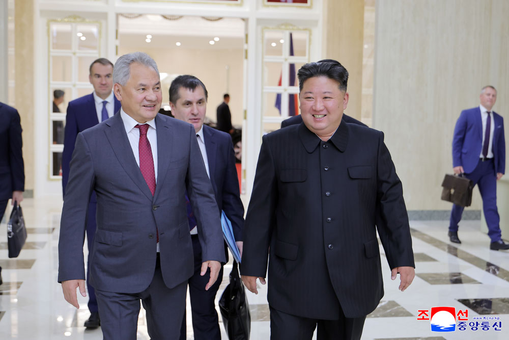경애하는 김정은동지께서 로씨야련방 안전리사회 서기장 쎄르게이 쇼이구동지를 접견하시였다
