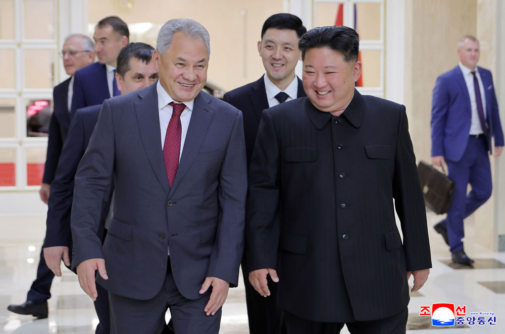 경애하는 김정은동지께서 로씨야련방 안전리사회 서기장 쎄르게이 쇼이구동지를 접견하시였다