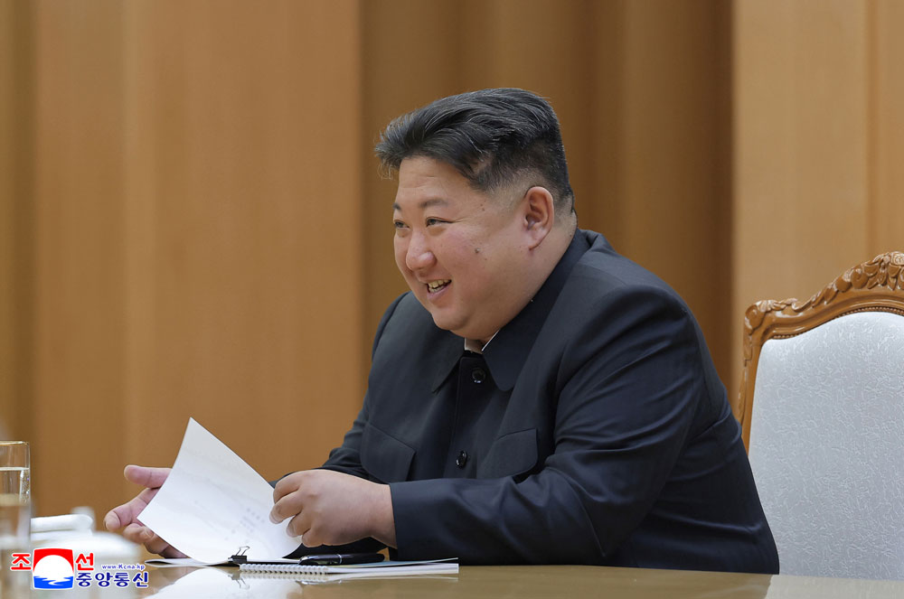 경애하는 김정은동지께서 로씨야련방 안전리사회 서기장 쎄르게이 쇼이구동지를 접견하시였다