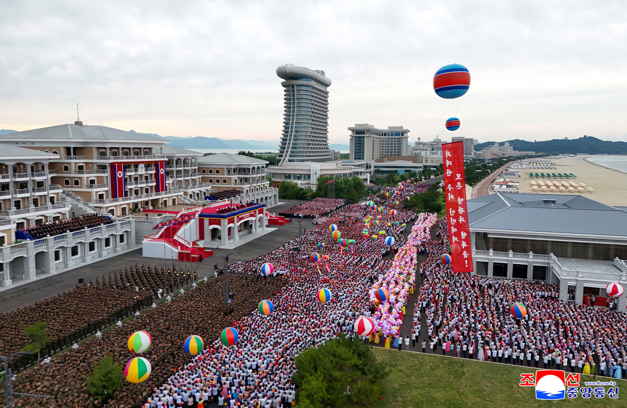 사회주의문명개화의 새 경관을 펼친 동해기슭의 관광명소
원산갈마해안관광지구 준공식 성대히 진행