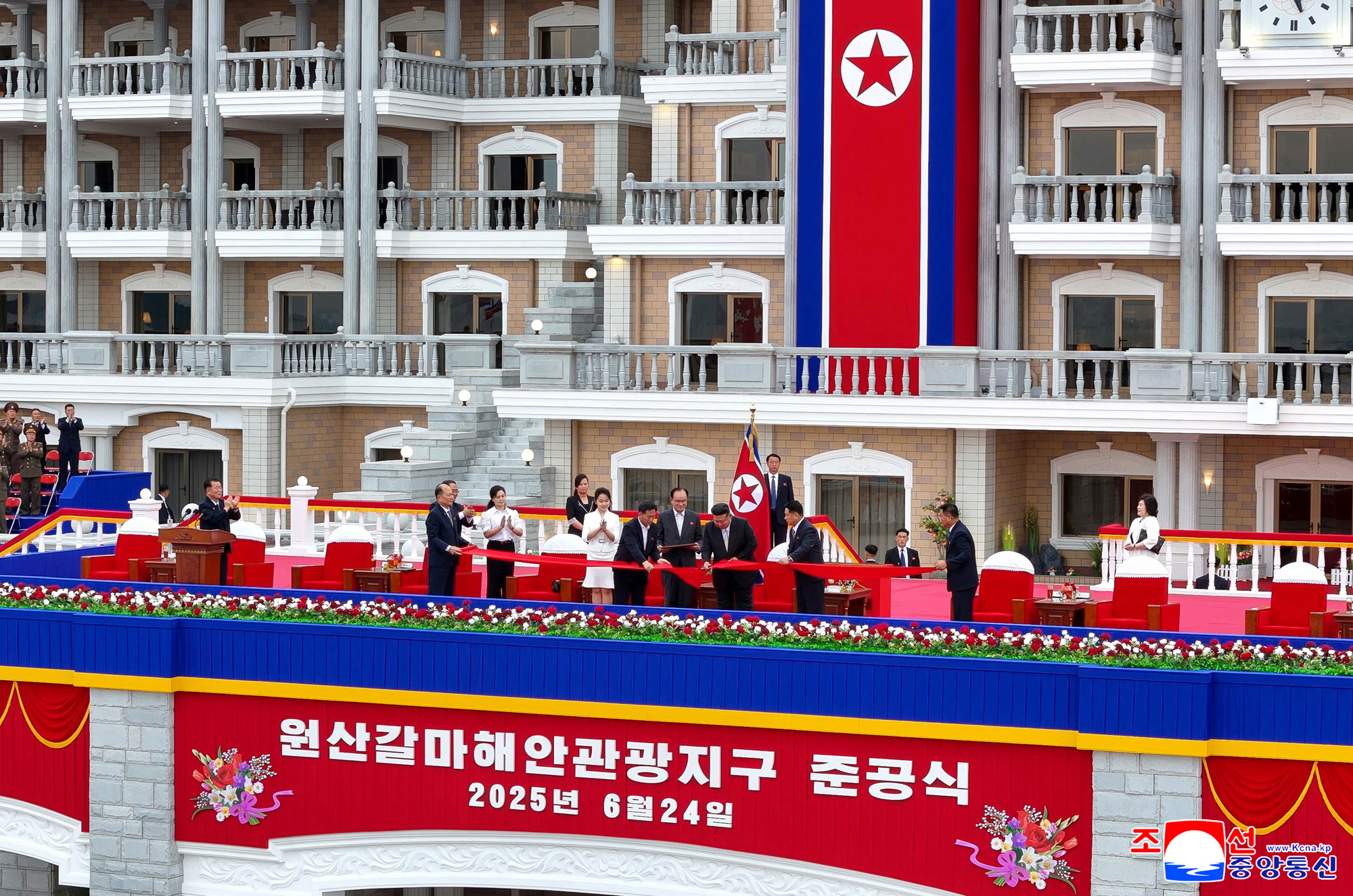 사회주의문명개화의 새 경관을 펼친 동해기슭의 관광명소
원산갈마해안관광지구 준공식 성대히 진행