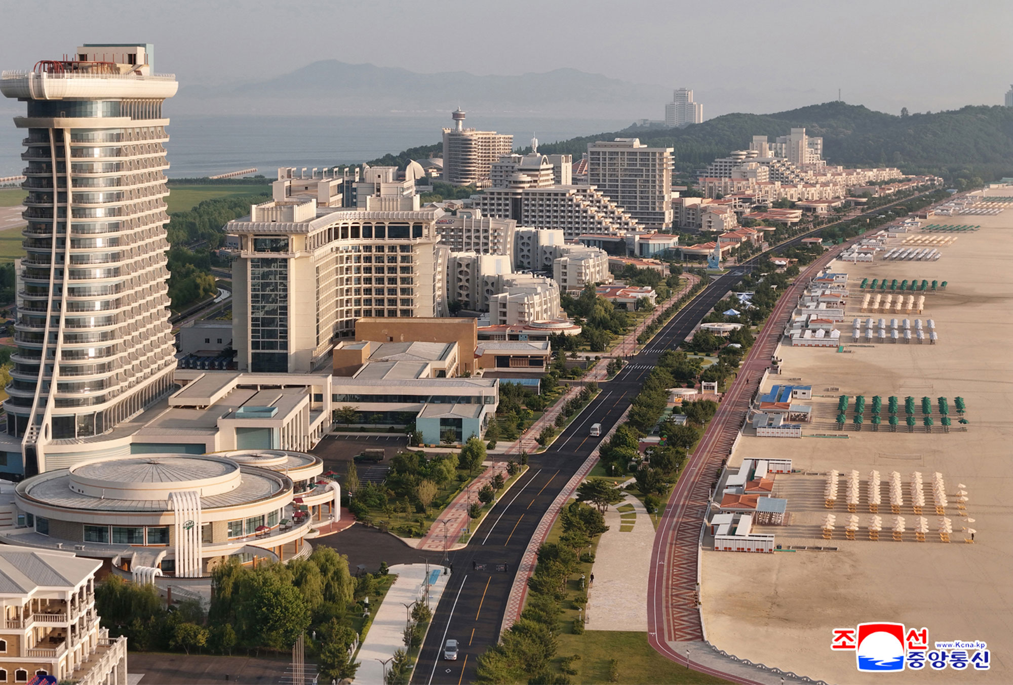 사회주의문명개화의 새 경관을 펼친 동해기슭의 관광명소
원산갈마해안관광지구 준공식 성대히 진행