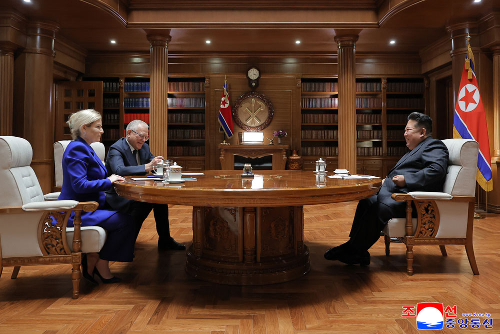 경애하는 김정은동지께서 우리 나라를 방문한 로씨야련방 문화상을 접견하시고 예술공연들을 관람하시였다