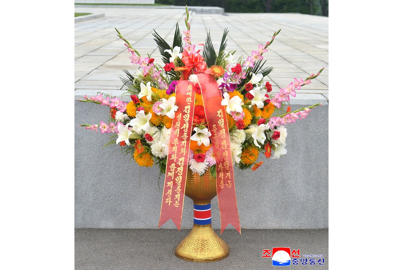 Floral baskets sent to bronze statues of great leaders Kim Il Sung and Kim Jong Il