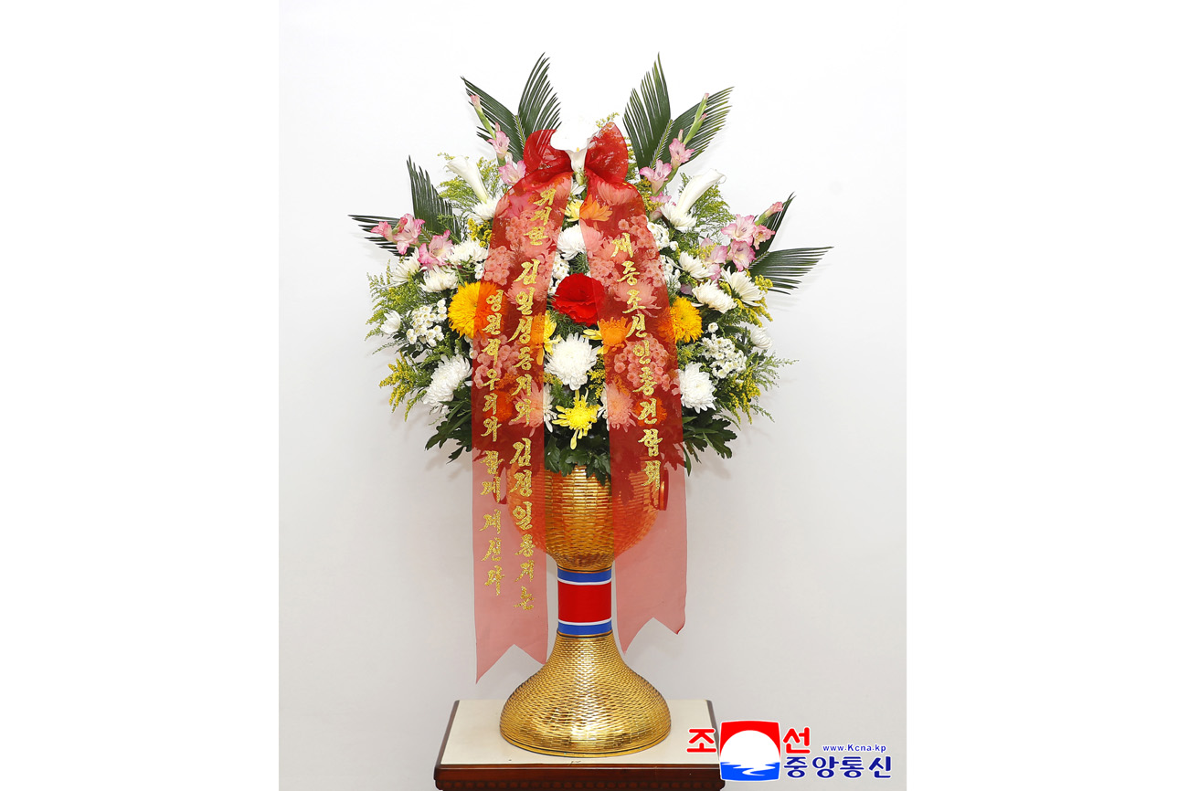 Floral baskets from Korean compatriots organizations abroad