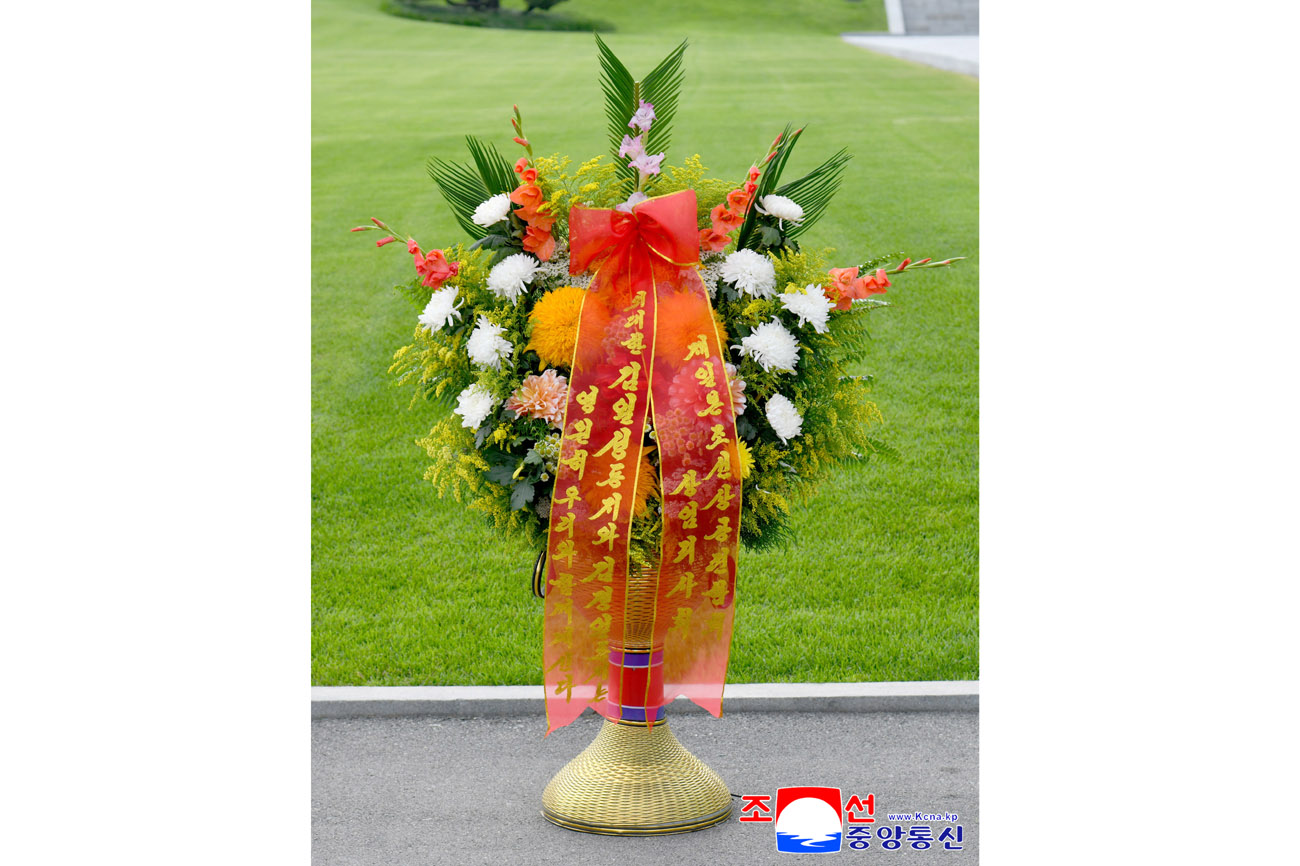 Floral baskets from Korean compatriots organizations abroad