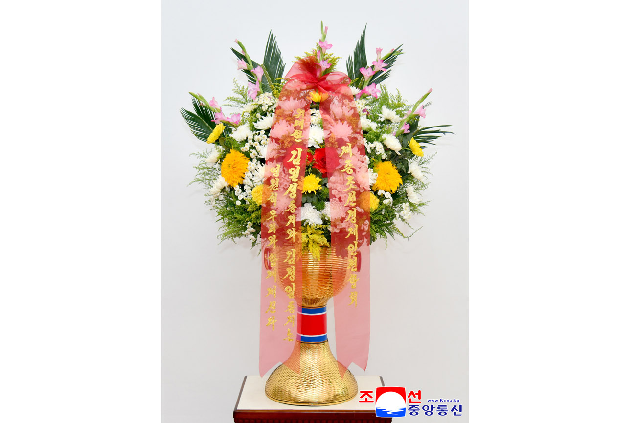 Floral baskets from Korean compatriots organizations abroad