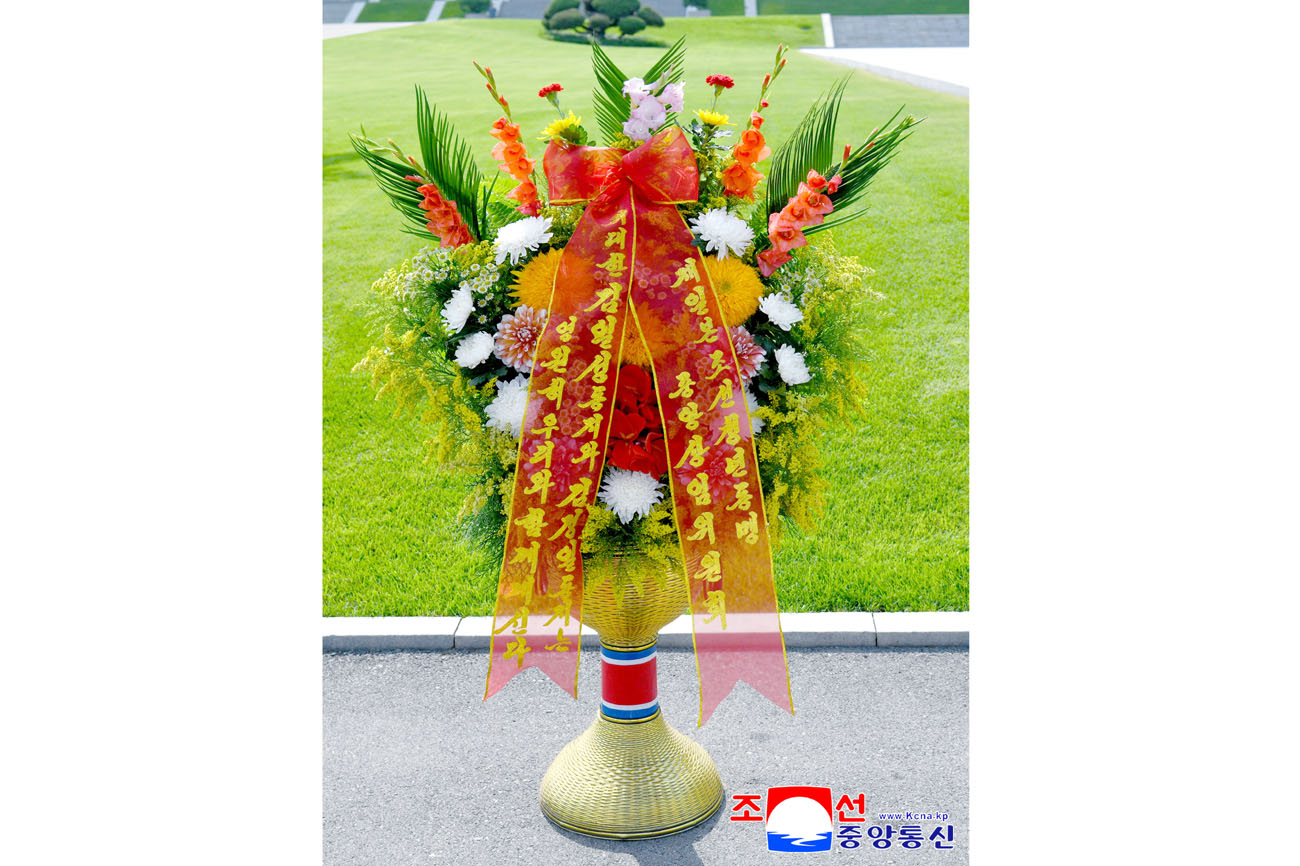 Floral baskets from Korean compatriots organizations abroad