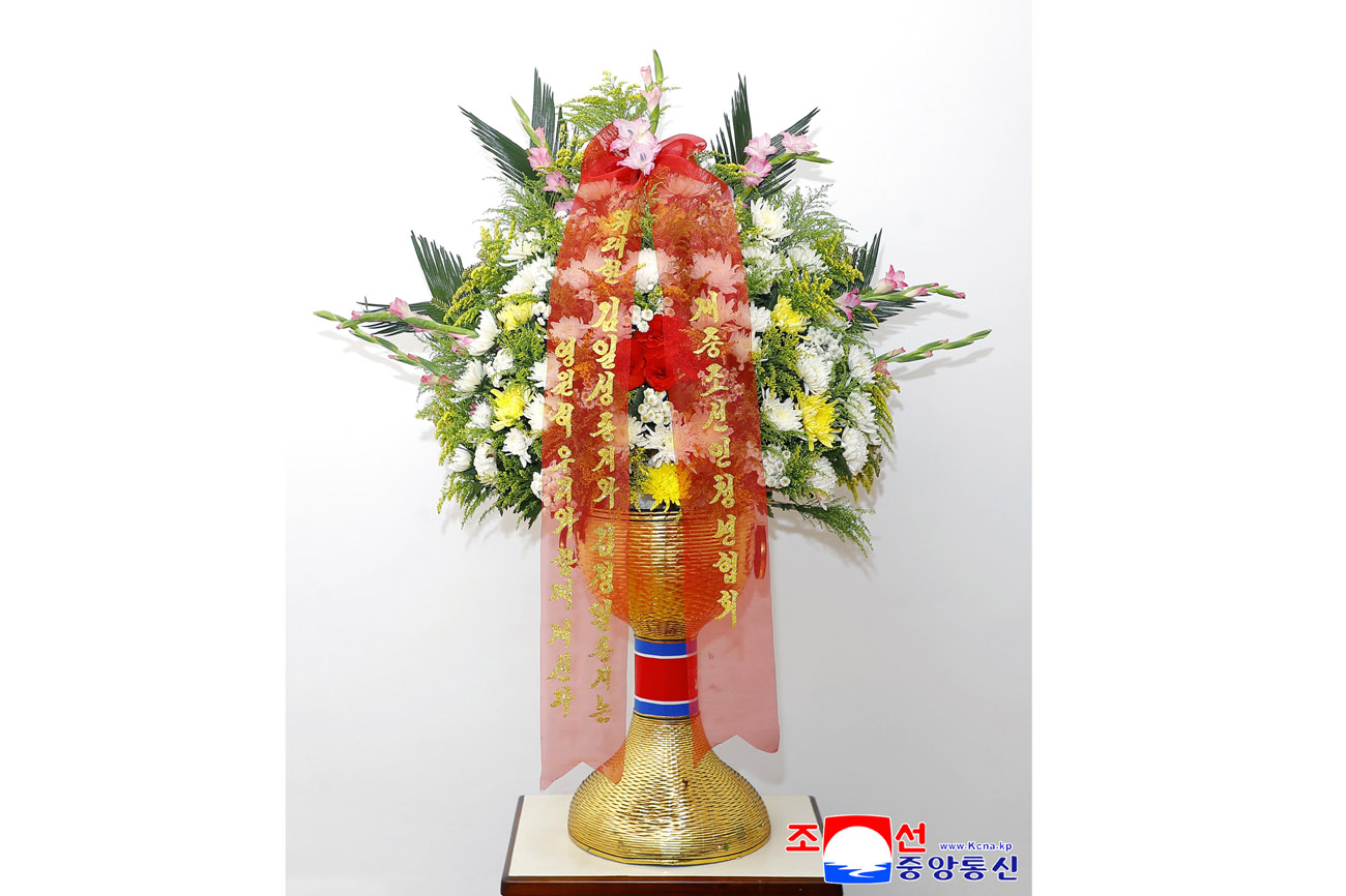 Floral baskets from Korean compatriots organizations abroad