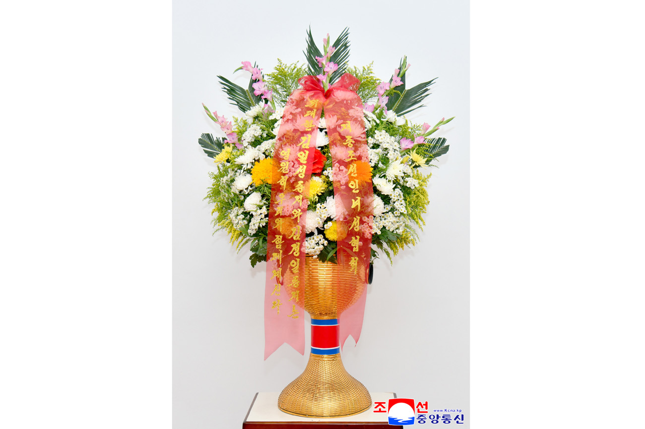 Floral baskets from Korean compatriots organizations abroad