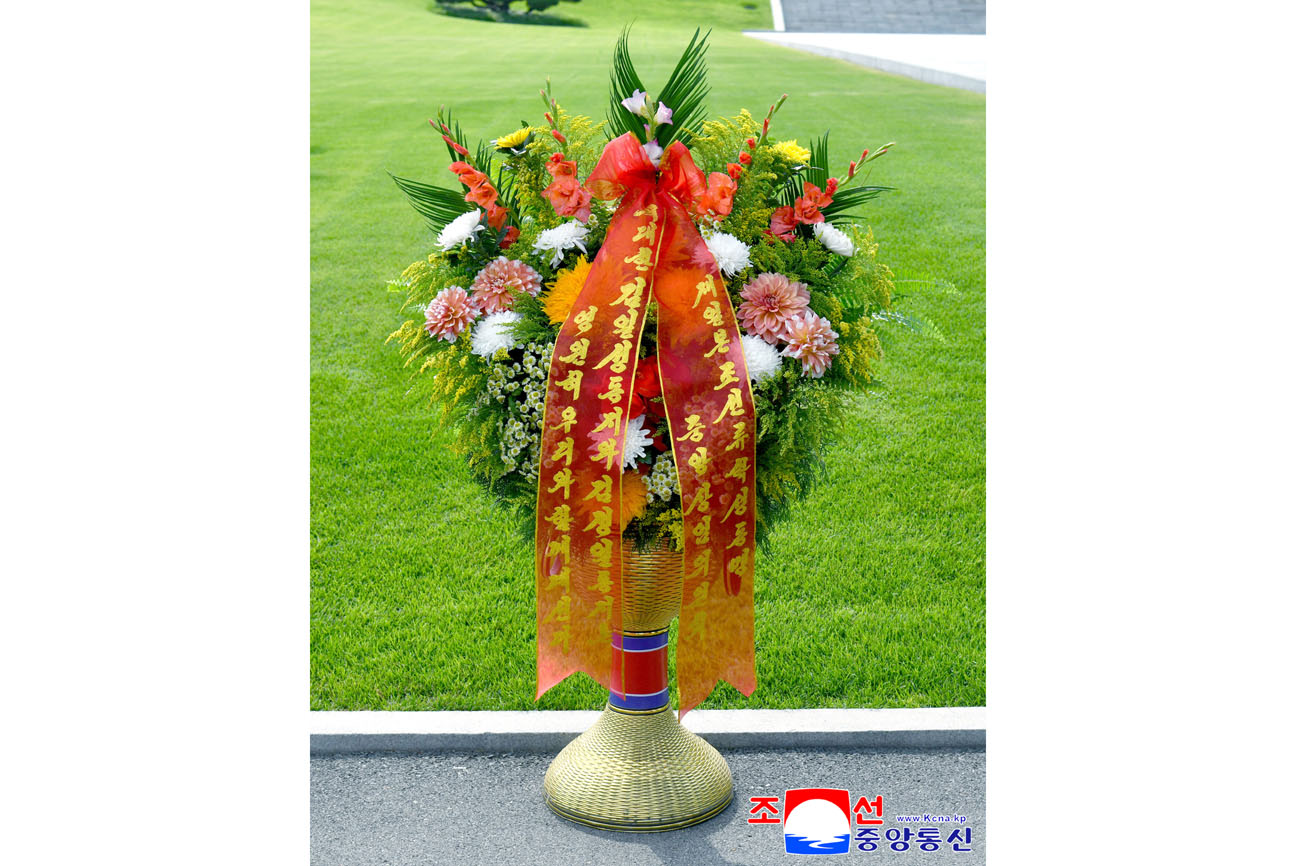 Floral baskets from Korean compatriots organizations abroad