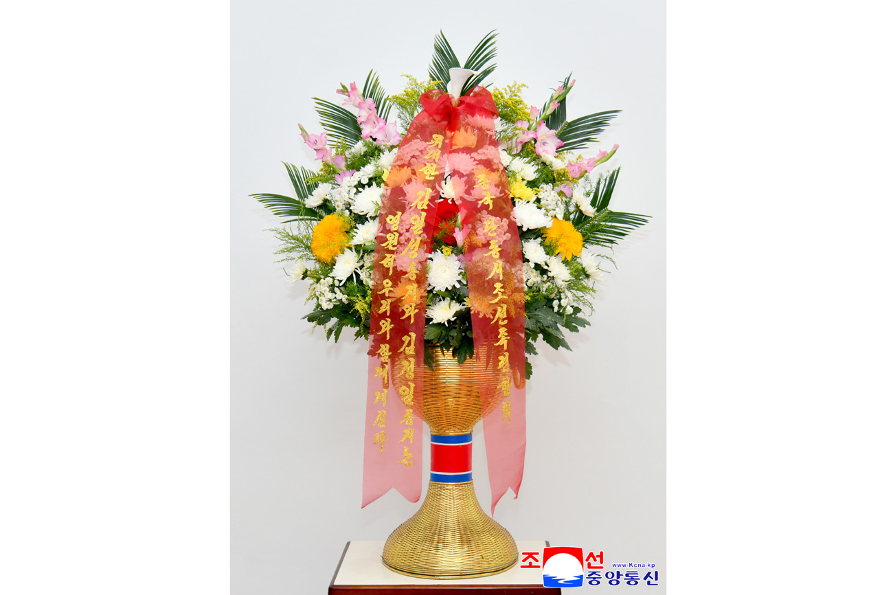 Floral baskets from Korean compatriots organizations abroad